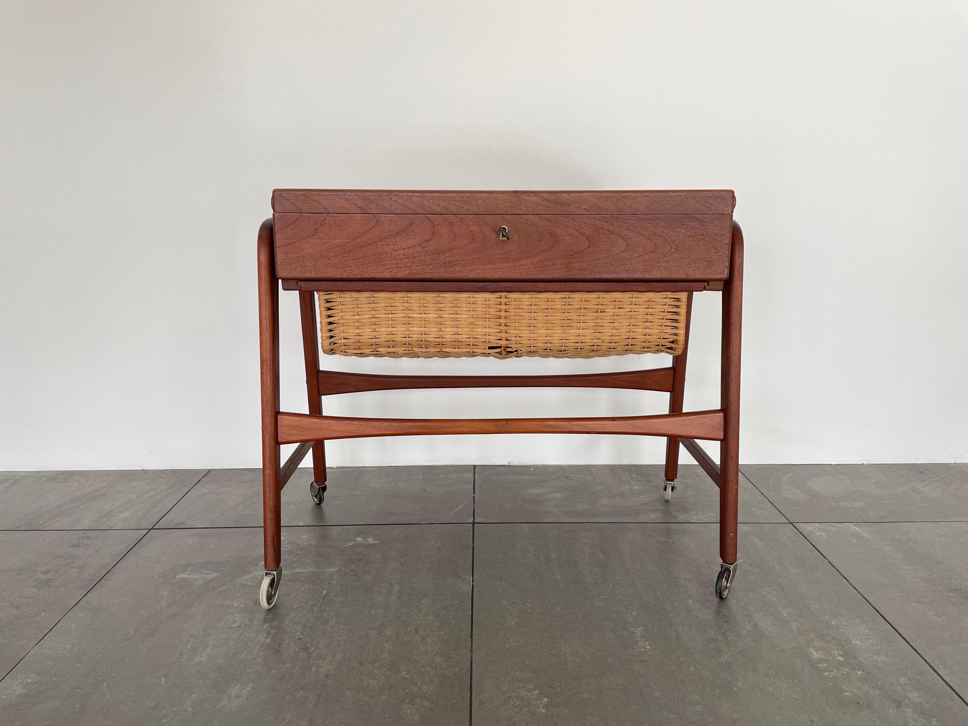 Mid-century Modern Danish Teak Sewing Table with Wicker Basket, 1960s, Denmark im Angebot