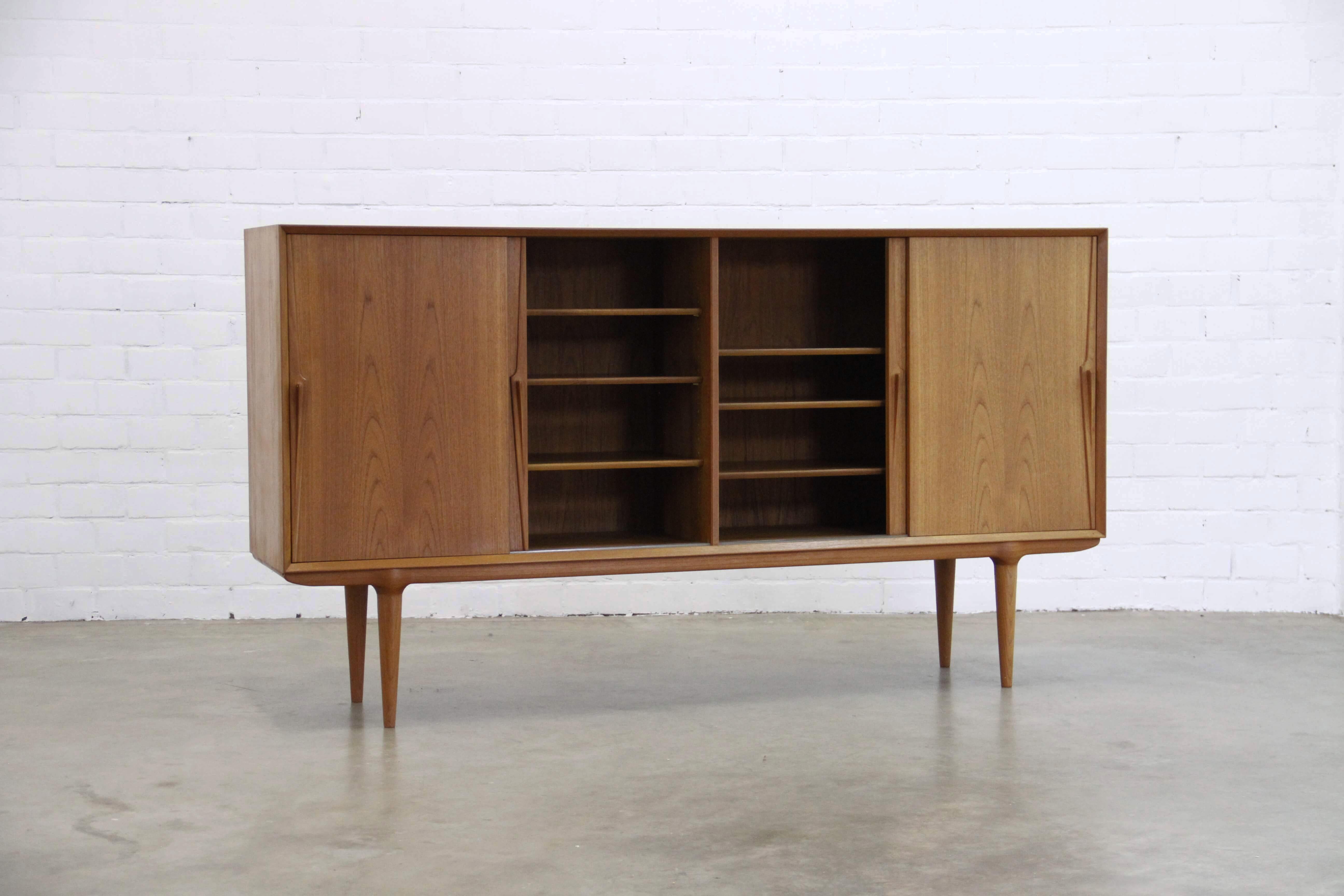 This beautiful sideboard is designed for Omann Jun Møbelfabrik in Denmark.
The sideboard has four sliding doors and built-in drawers.
Model 19.