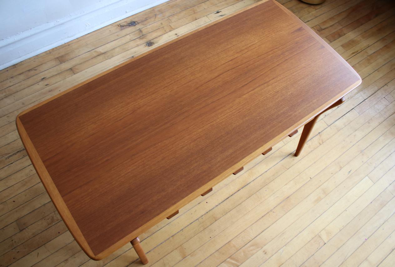 Mid-Century Modern Danish Teak Slat Shelf Coffee Table In Excellent Condition In Brooklyn, NY