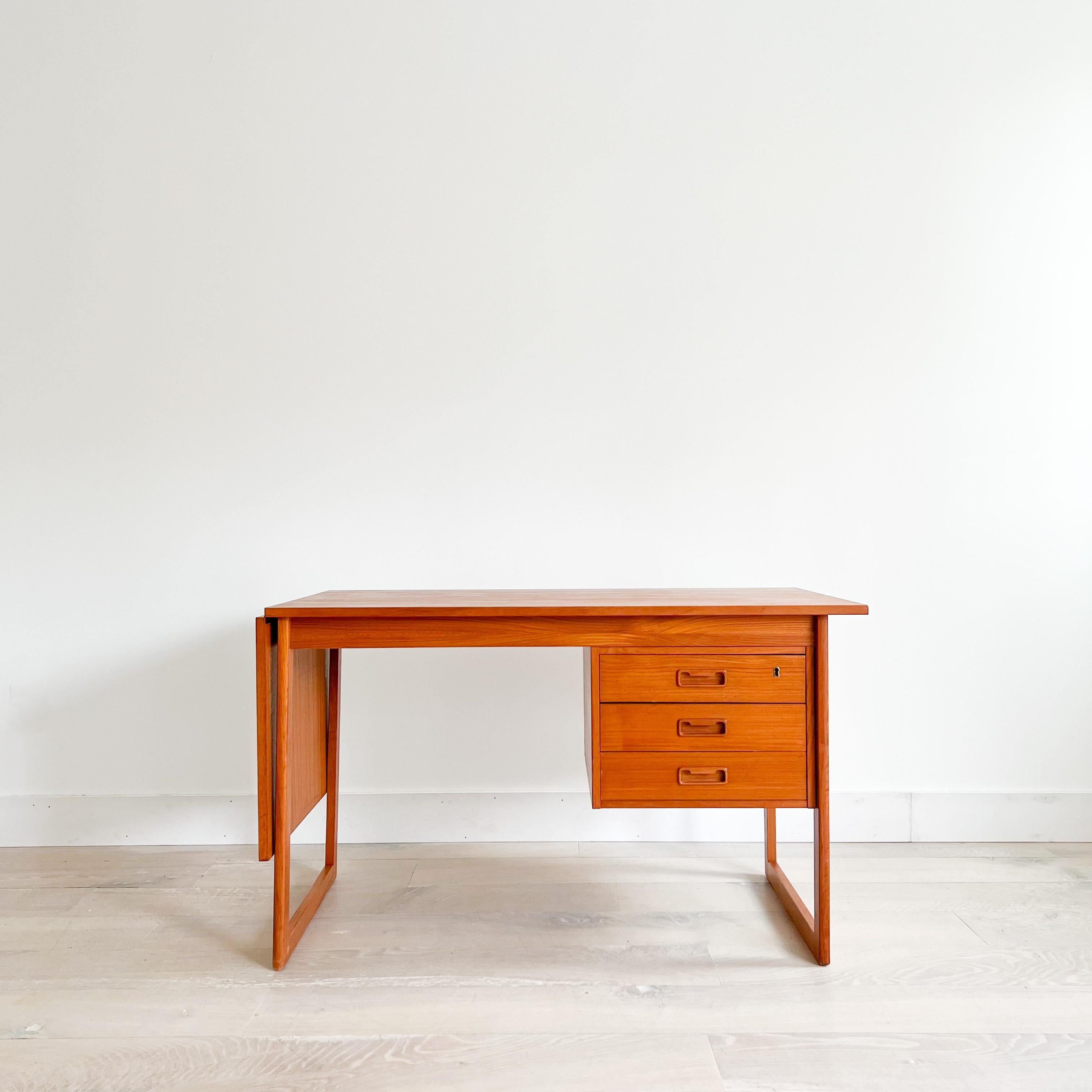Mid century modern danish teak sliding top desk by Vi-Ma Mobler. The top has been sanded and restored. Some light scuffing/scratching/small areas of veneer repair from age appropriate wear.

48”x 25” 29”H

66.5” expanded (with top expanded)

23.75”