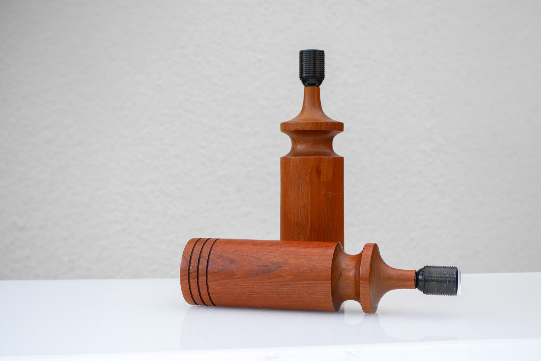Une étonnante et assez grande paire de lampes de table vintage en teck au design danois des années 60. Ces lampes sont dotées d'un fantastique pied de lampe, de forme classique. Elles ont été transformées en gradins, dans un design simple mais très