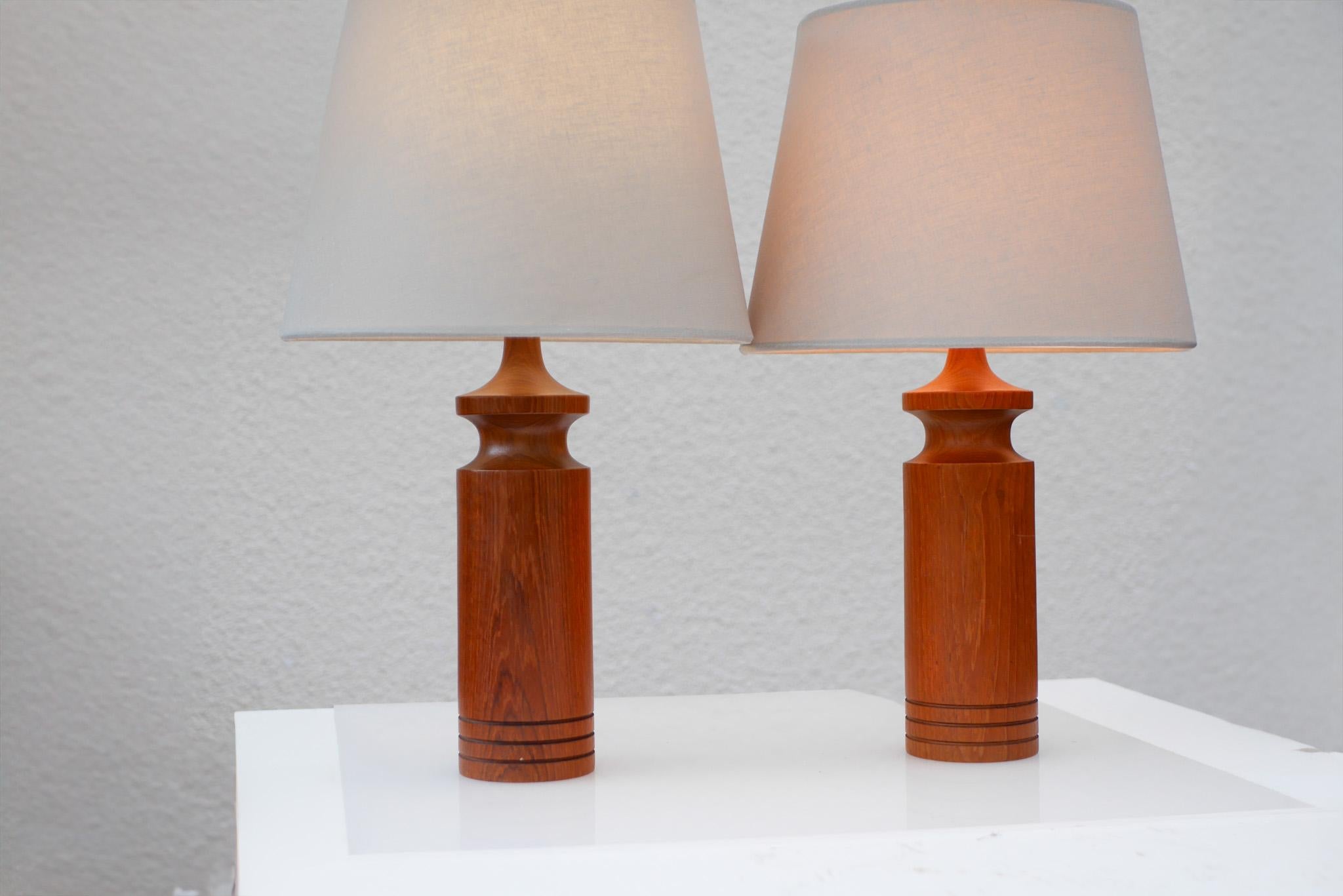 Tourné The Moderns Scandinavian vintage Teak table lamps from Denmark (lampes de table modernes en teck du Danemark) en vente