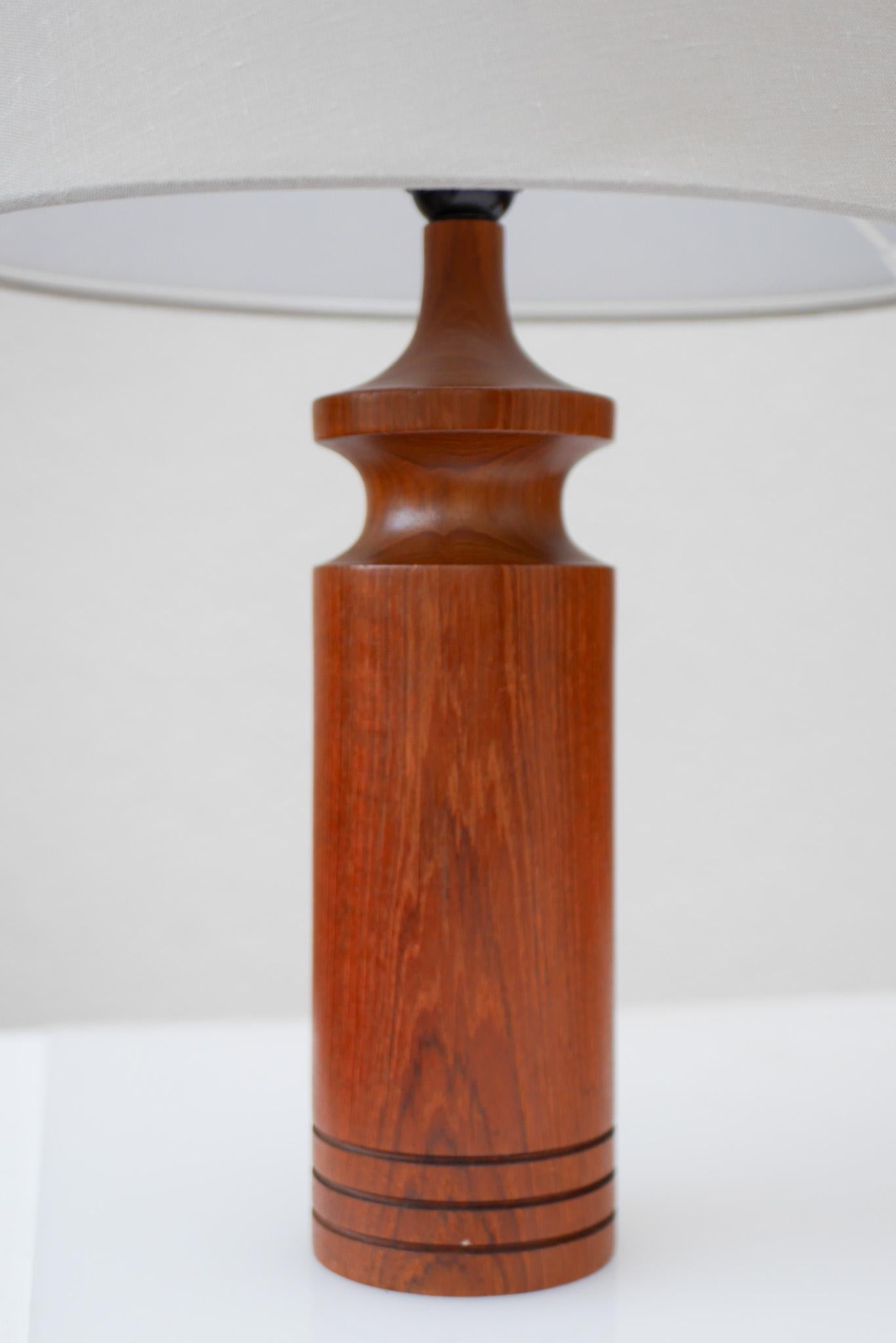 Milieu du XXe siècle The Moderns Scandinavian vintage Teak table lamps from Denmark (lampes de table modernes en teck du Danemark) en vente