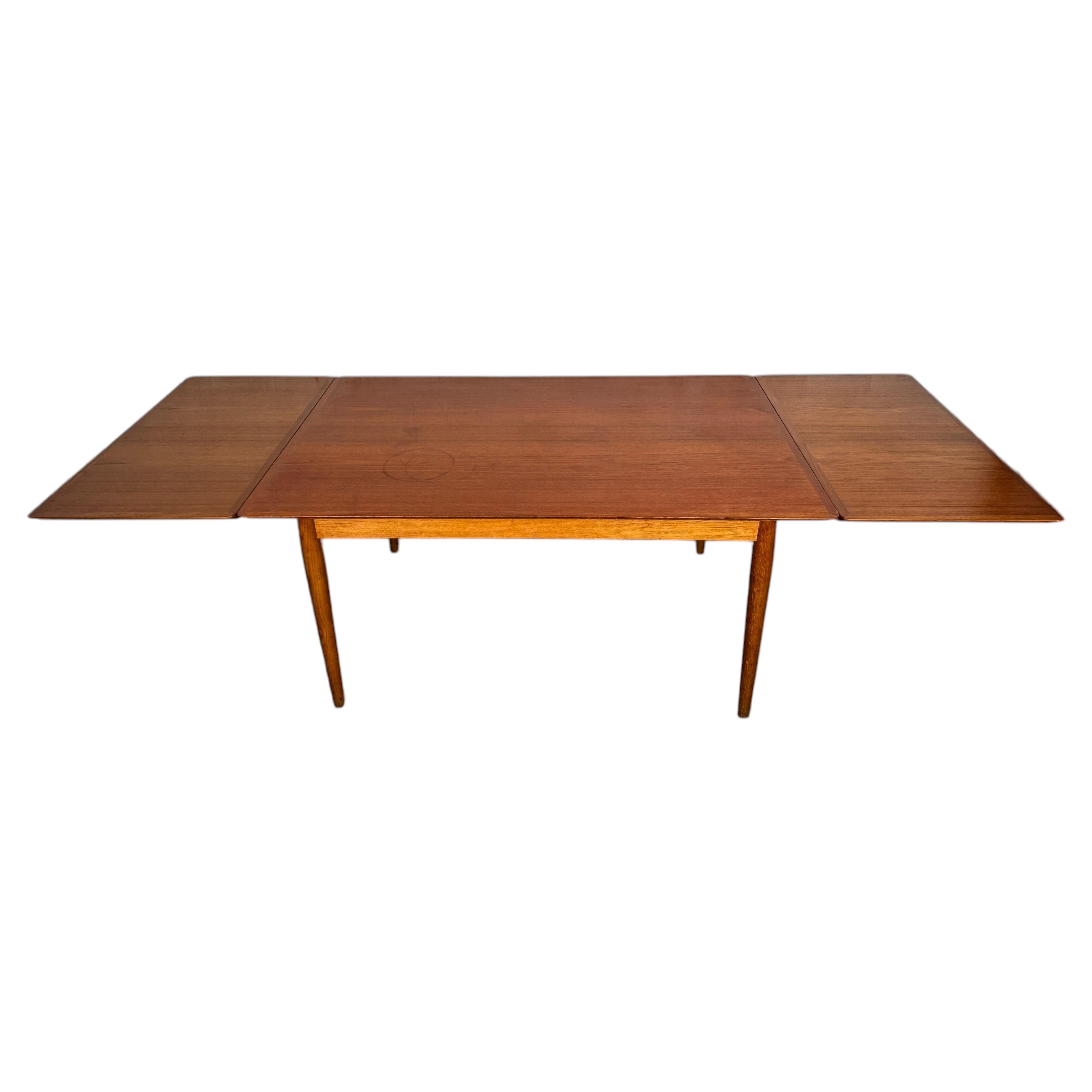Dänischer Teakholztisch im Mid-Century-Modern-Stil mit Ausziehplatten, zugeschrieben Hans Wegner