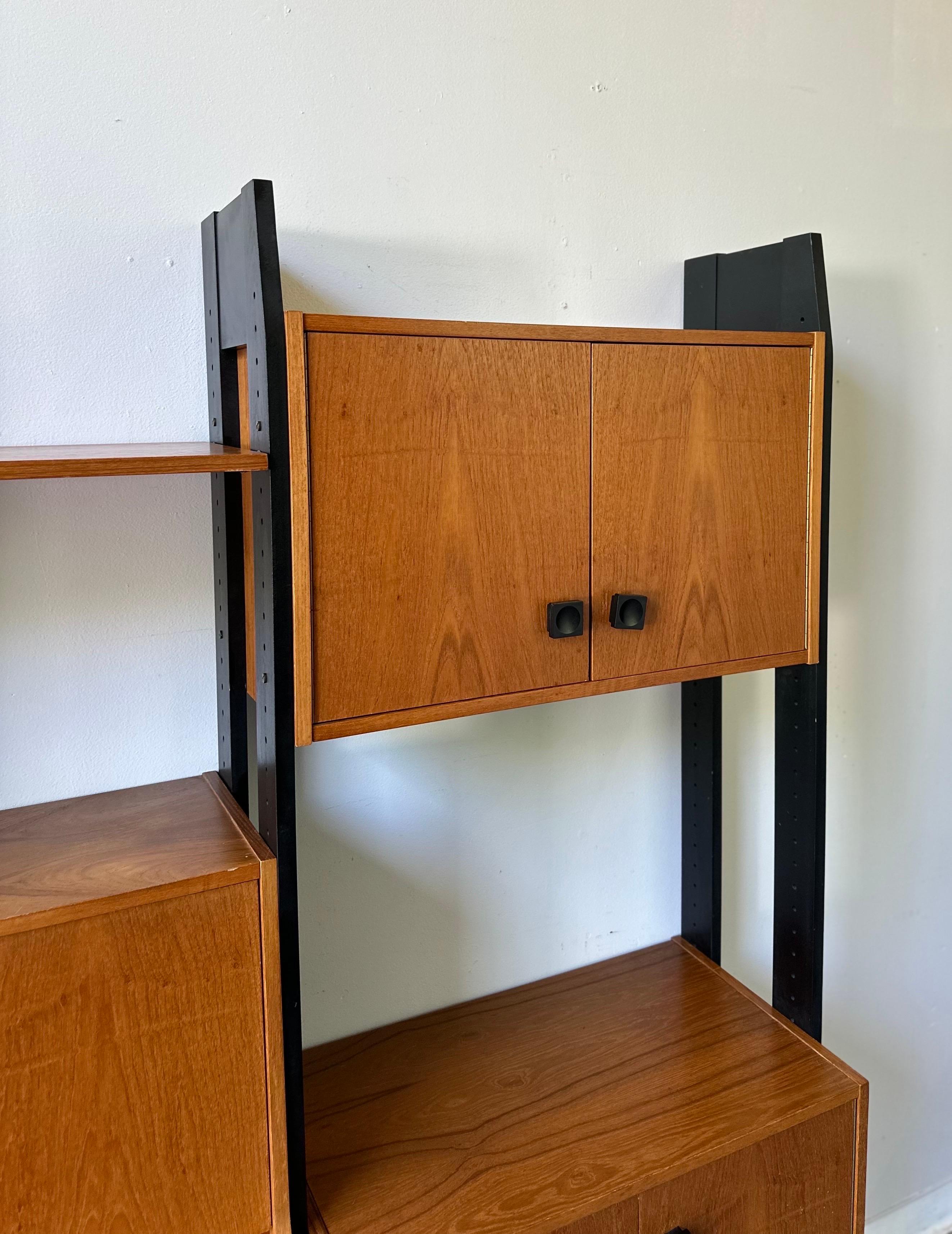 Separador de pared de teca danesa moderna de mediados de siglo en venta 5