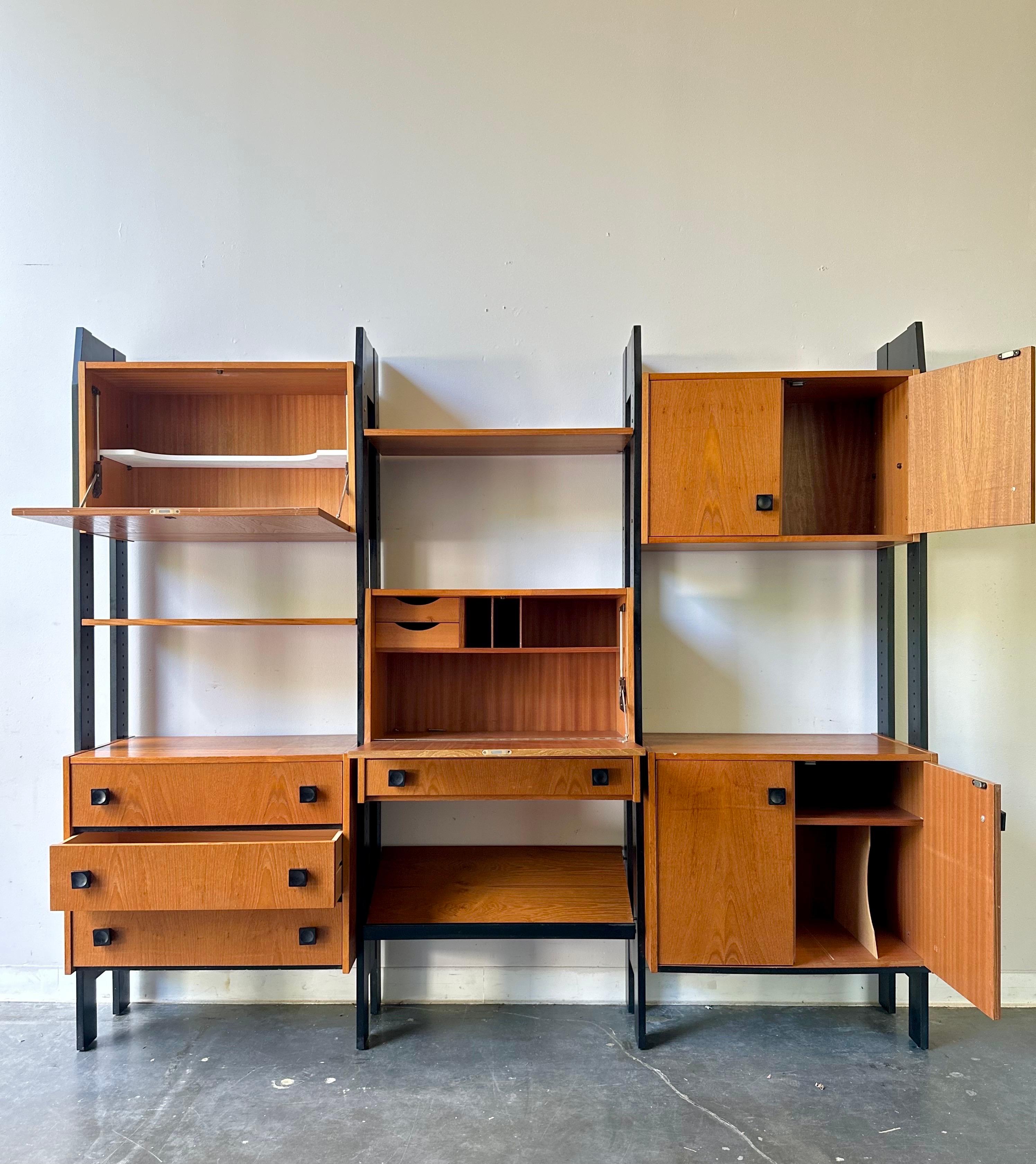 Precioso mueble alto o separador de ambientes de teca danesa de tres cuerpos.

Gran estado vintage con mínimos signos de desgaste.   Mucho espacio de almacenamiento, y el contraste perfecto de teca y negro.

Dim: 
84 1/2” W
72 1/2