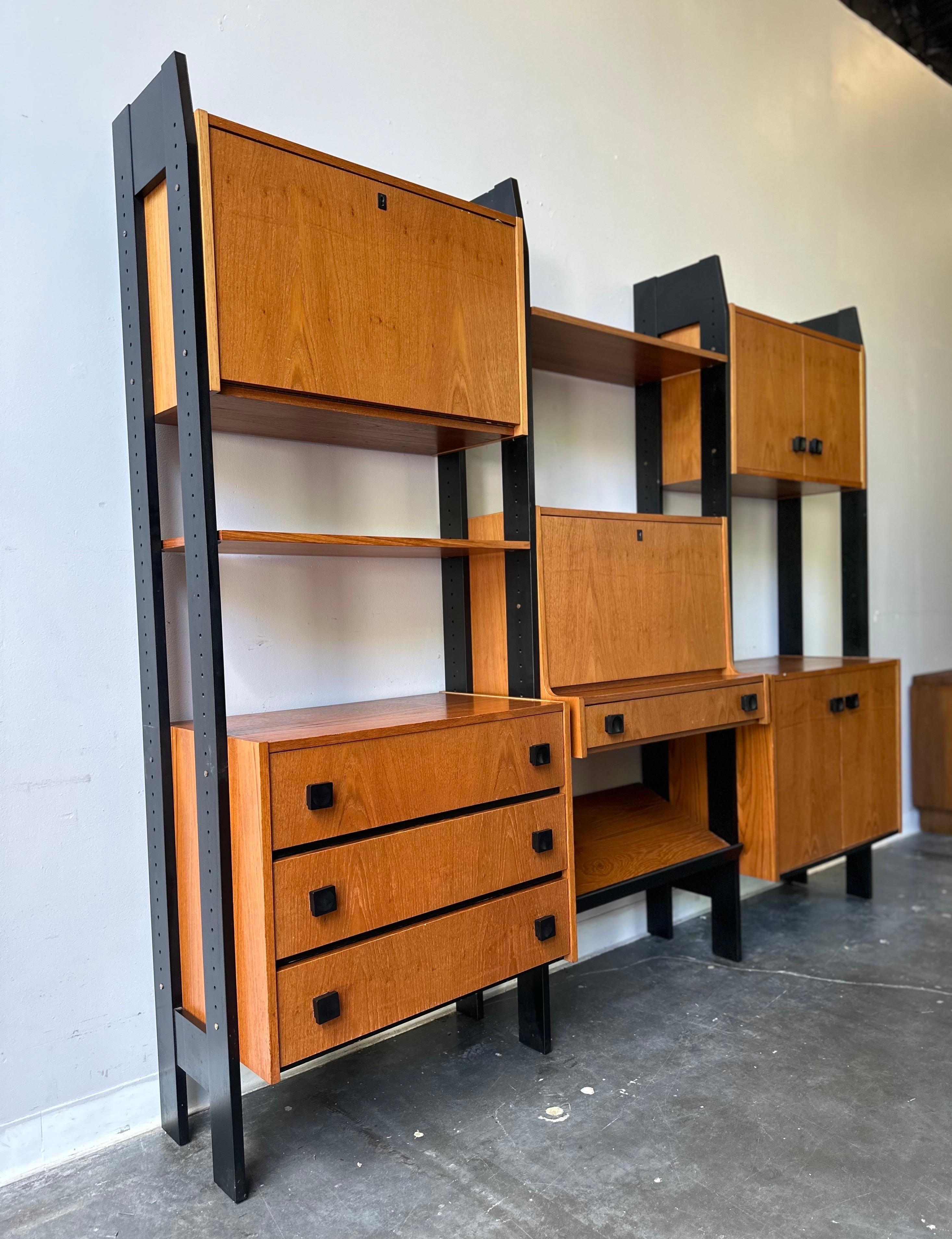 Separador de pared de teca danesa moderna de mediados de siglo en Bueno estado para la venta en Sayreville, NJ