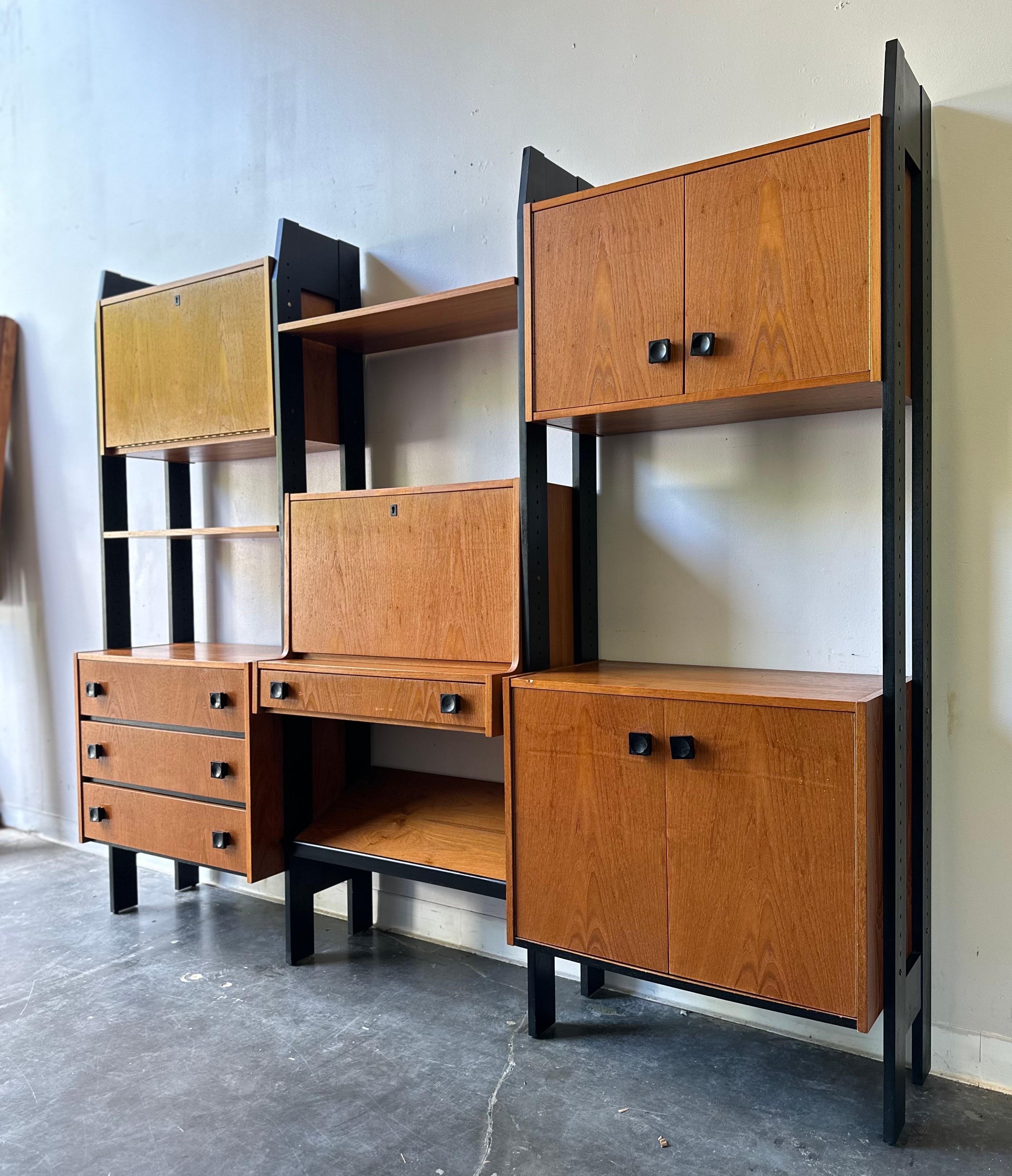 Separador de pared de teca danesa moderna de mediados de siglo mediados del siglo XX en venta