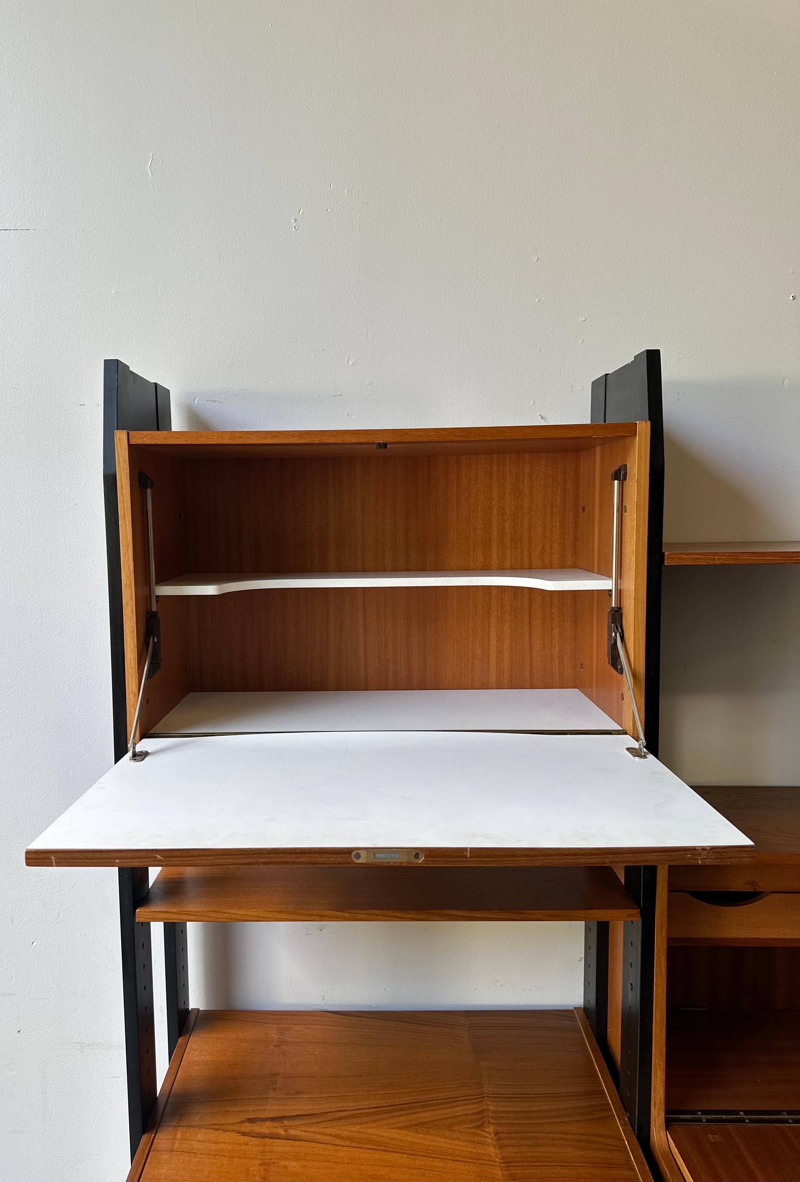 Separador de pared de teca danesa moderna de mediados de siglo en venta 1