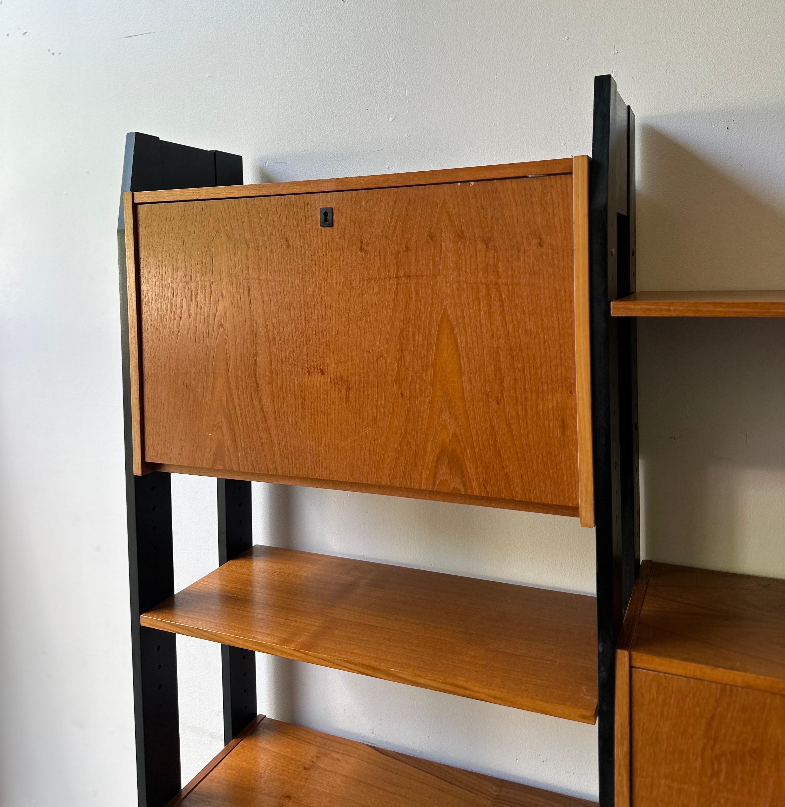 Separador de pared de teca danesa moderna de mediados de siglo en venta 4