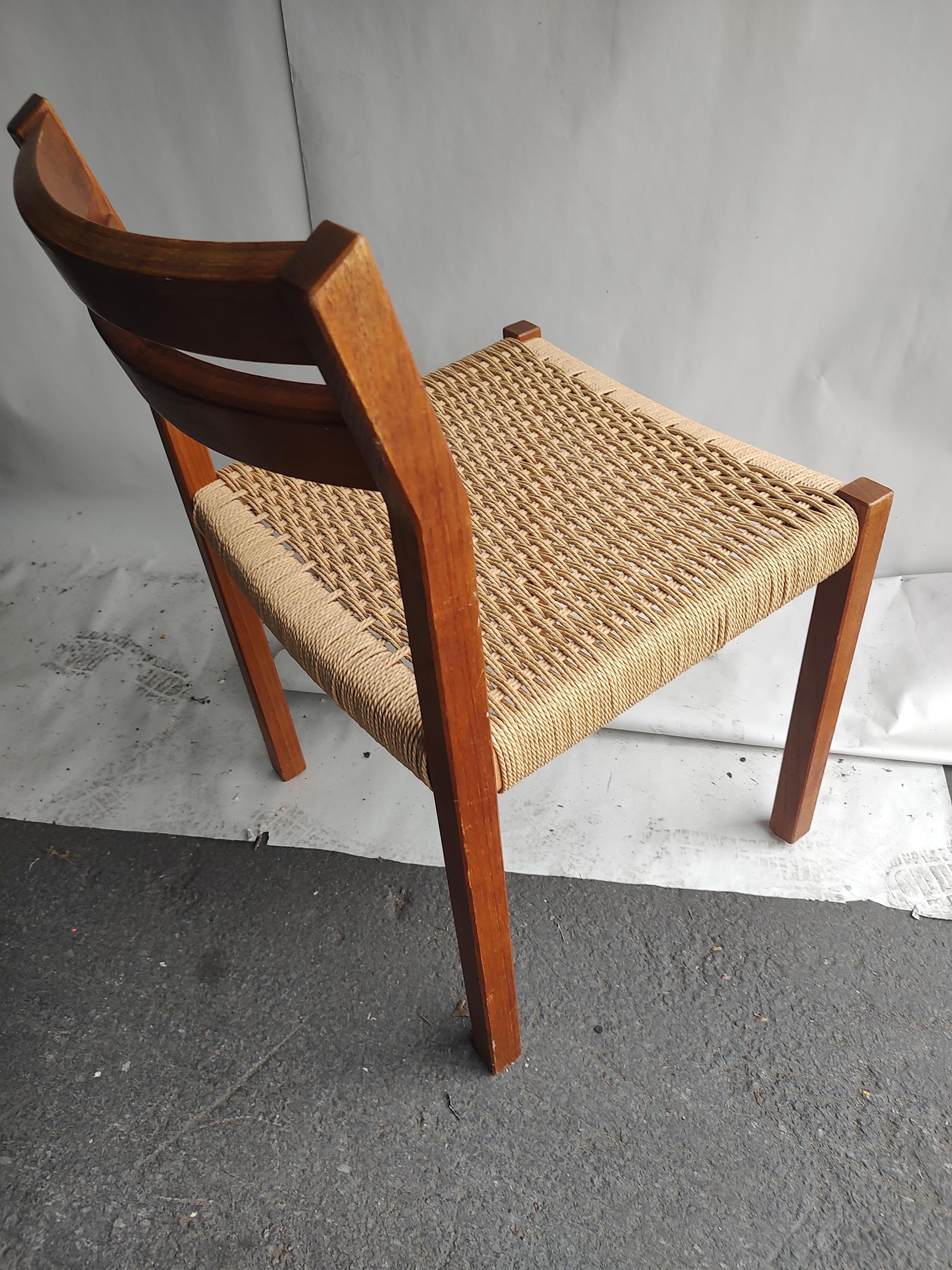 Fabulous simple and elegant single teak dining or desk chair. Teak frame with rope seat hand woven. In excellent vintage condition with minimal wear.