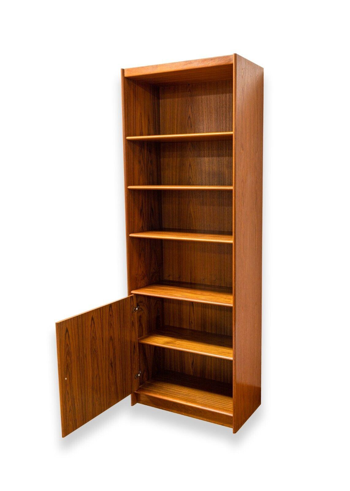 Mid Century Modern Danish Teak Wood Bookshelf In Good Condition In Keego Harbor, MI