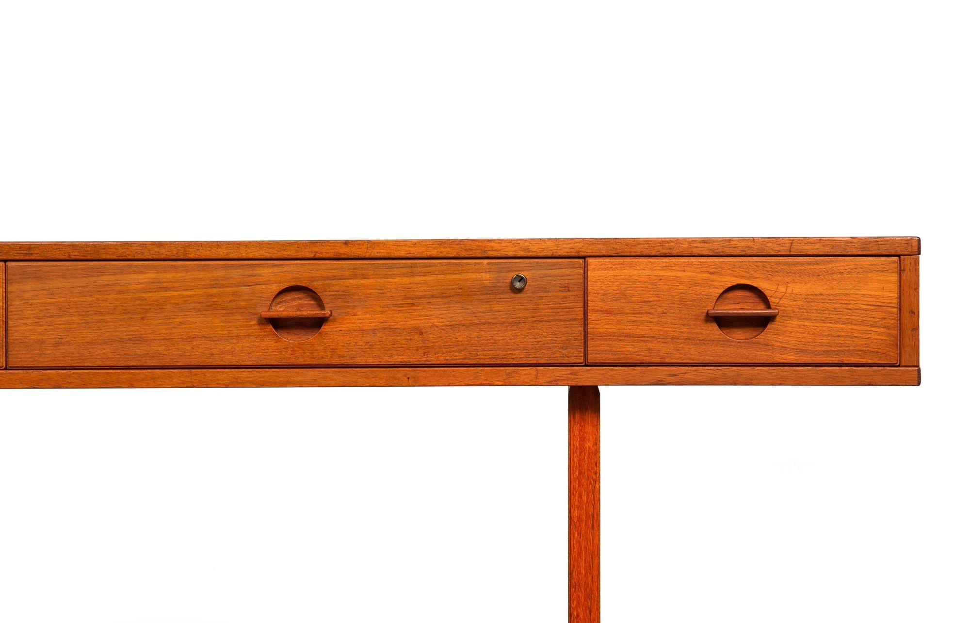 Scrivania danese in legno di teak della metà del secolo scorso di Peter Lovig Nielsen, anni '70 ca. in vendita 3