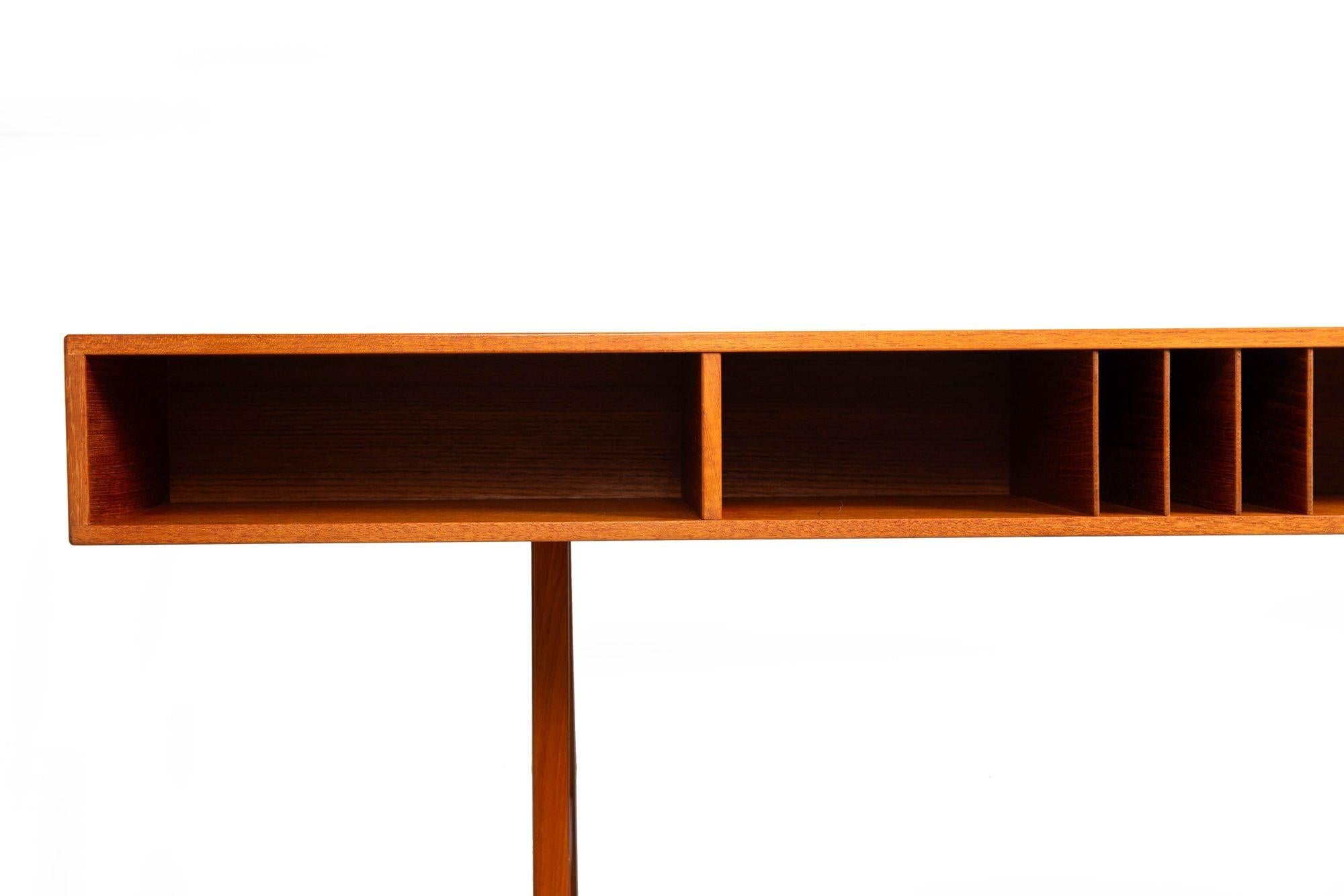 Scrivania danese in legno di teak della metà del secolo scorso di Peter Lovig Nielsen, anni '70 ca. in vendita 4