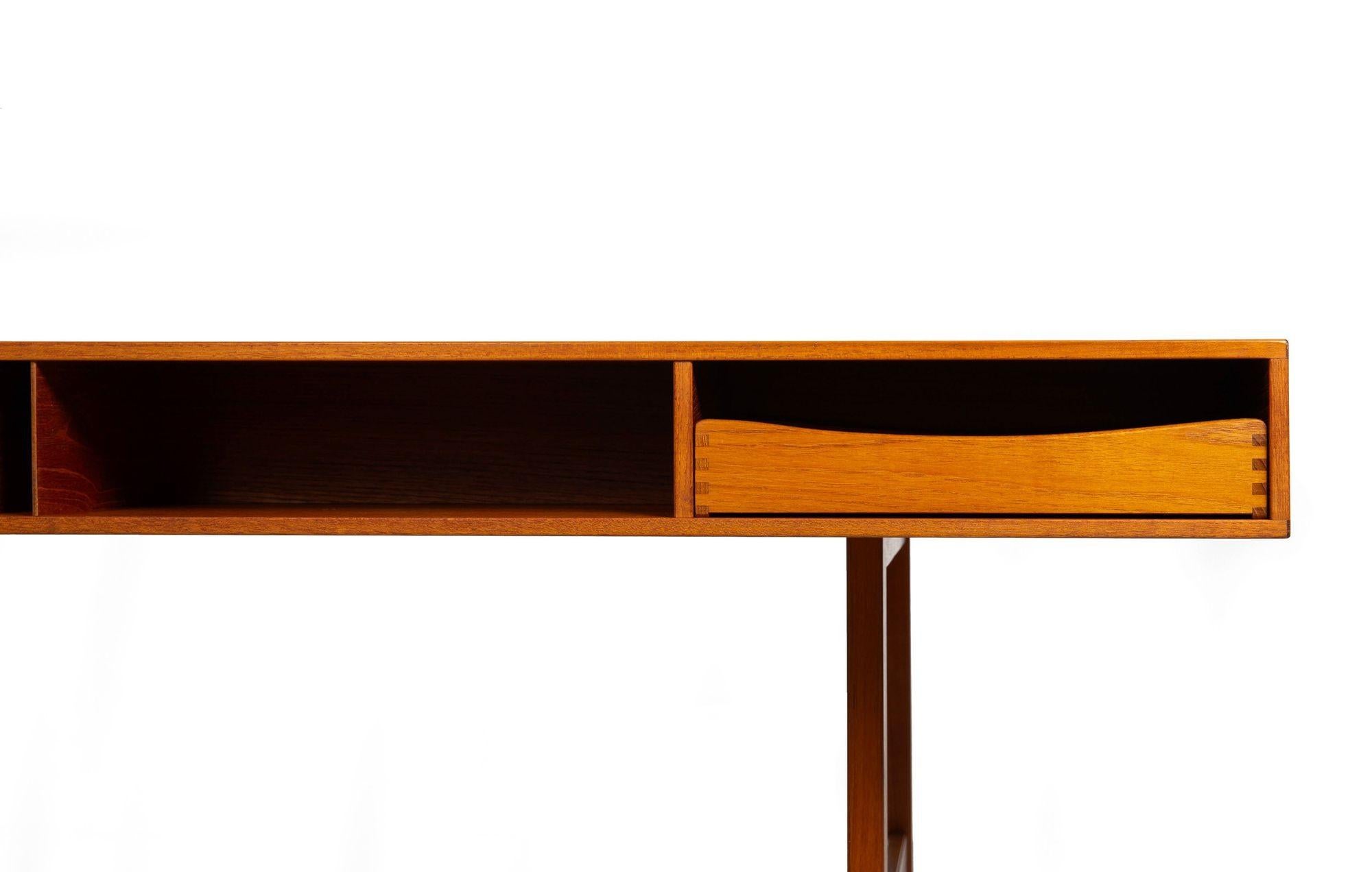 Scrivania danese in legno di teak della metà del secolo scorso di Peter Lovig Nielsen, anni '70 ca. in vendita 5