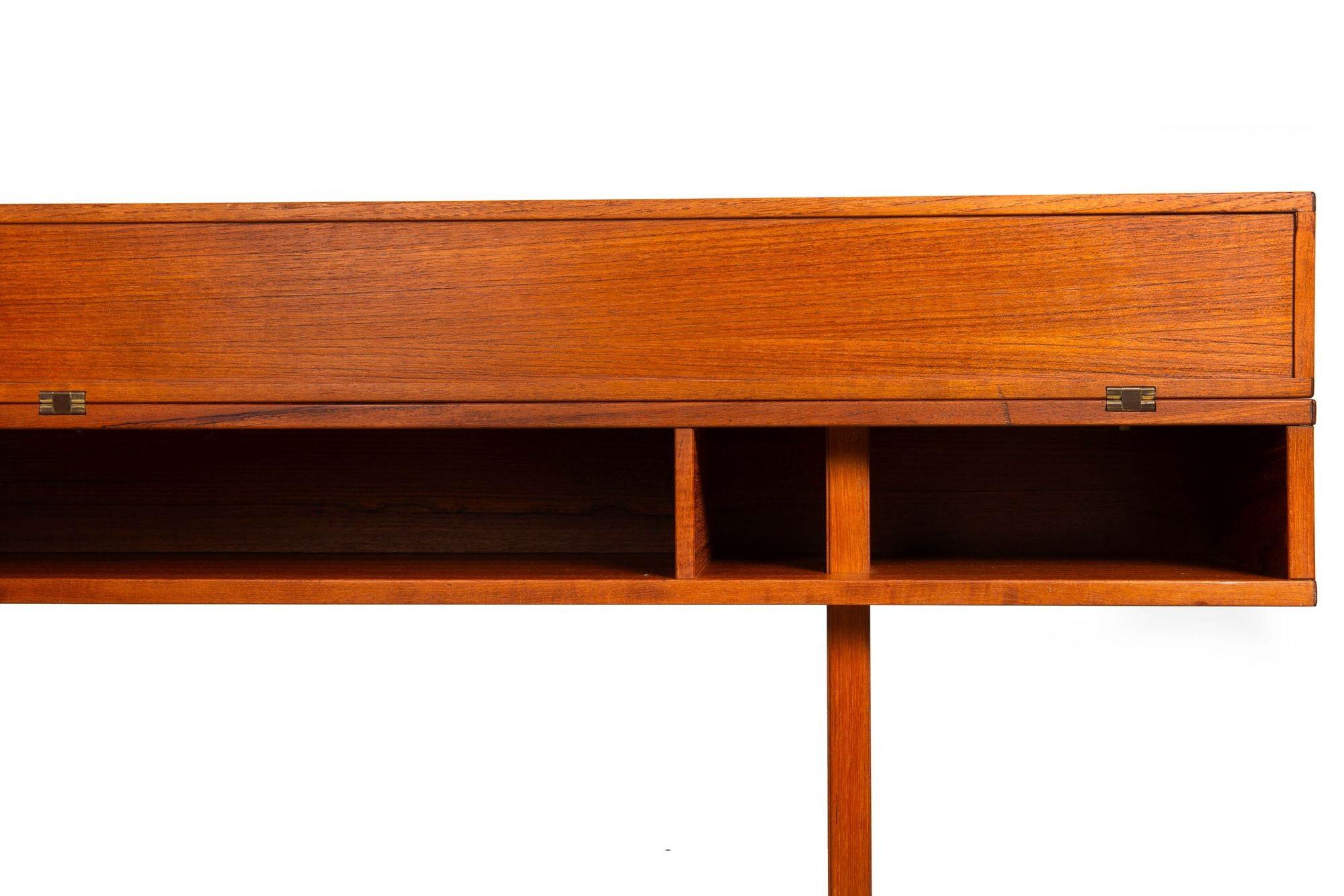Scrivania danese in legno di teak della metà del secolo scorso di Peter Lovig Nielsen, anni '70 ca. in vendita 6