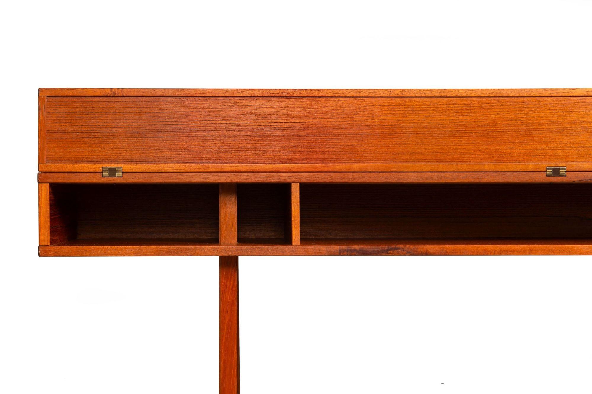 Scrivania danese in legno di teak della metà del secolo scorso di Peter Lovig Nielsen, anni '70 ca. in vendita 7