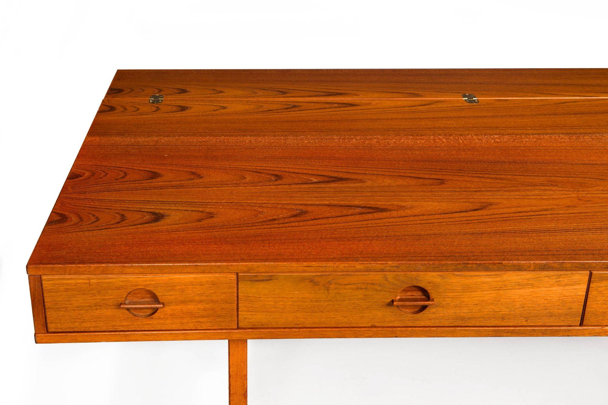 Scrivania danese in legno di teak della metà del secolo scorso di Peter Lovig Nielsen, anni '70 ca. in vendita 8