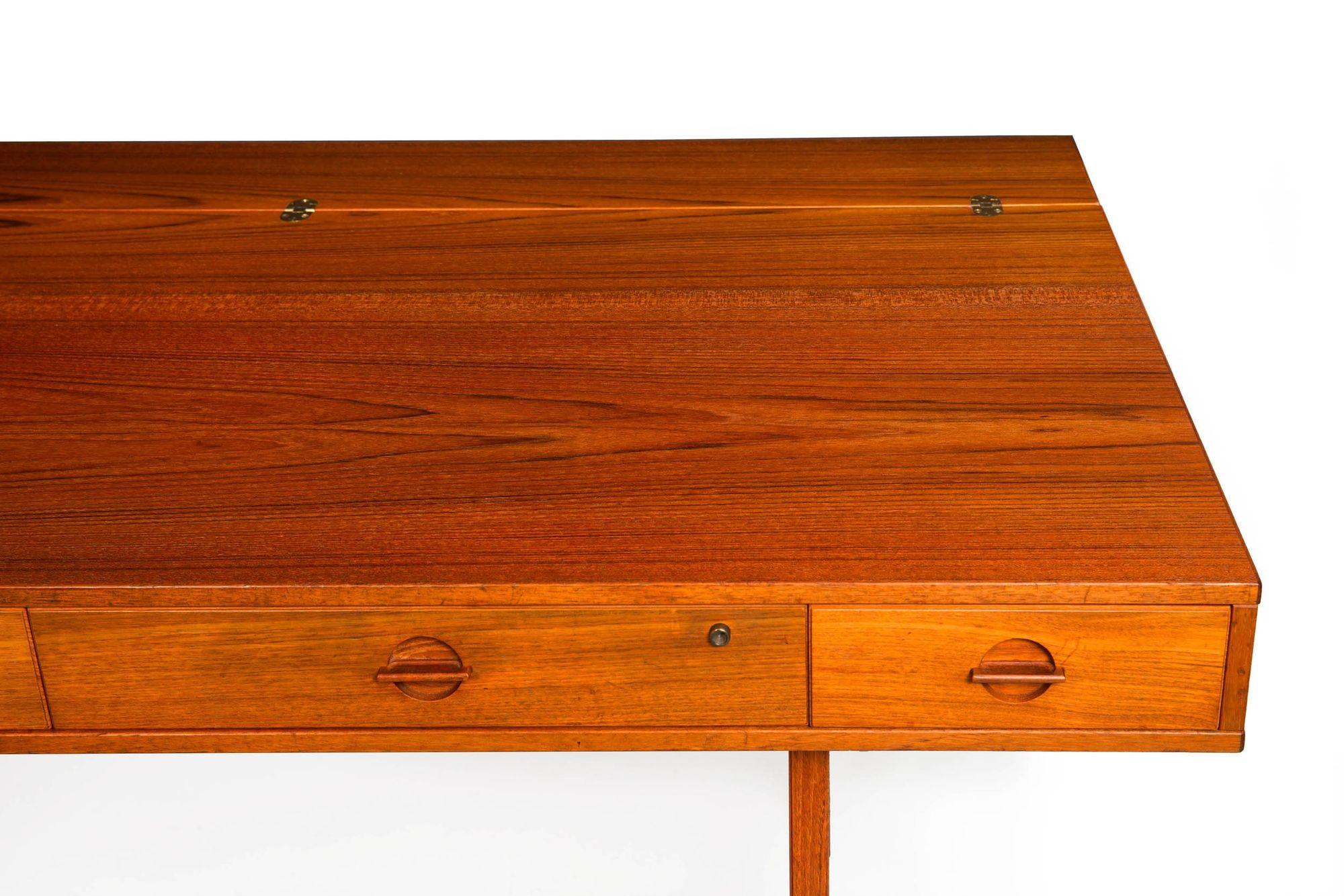 Scrivania danese in legno di teak della metà del secolo scorso di Peter Lovig Nielsen, anni '70 ca. in vendita 9