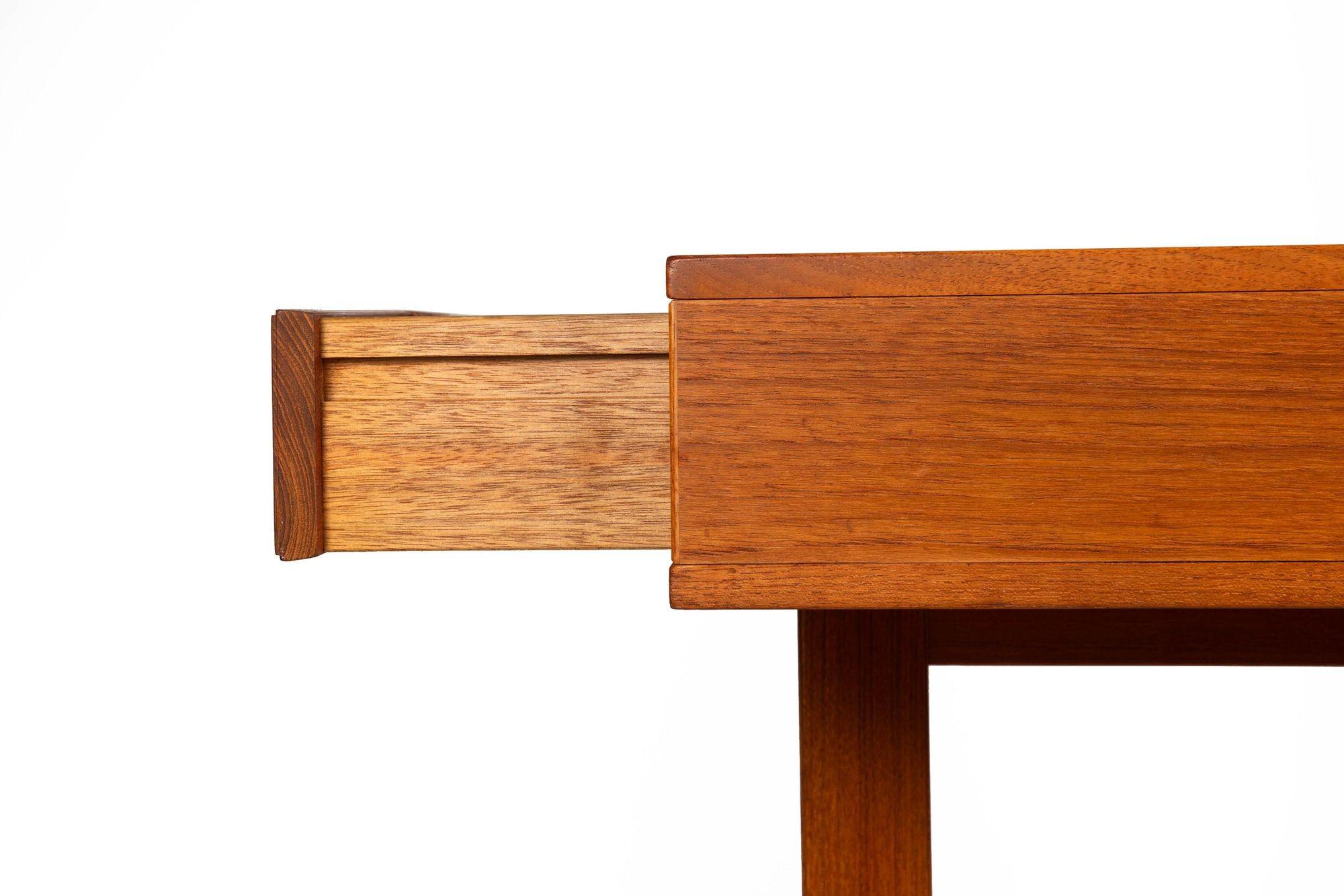 Scrivania danese in legno di teak della metà del secolo scorso di Peter Lovig Nielsen, anni '70 ca. in vendita 10