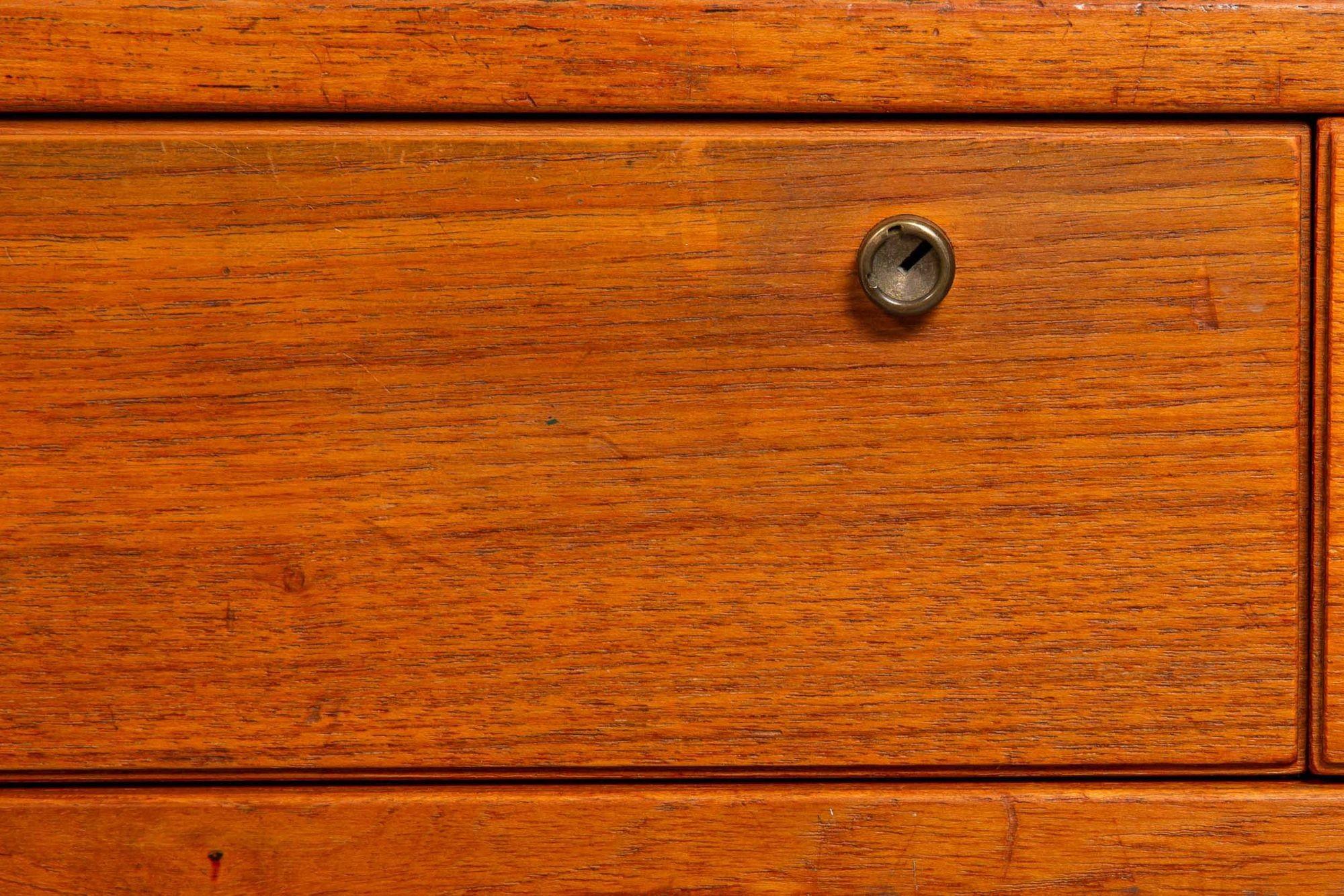 Scrivania danese in legno di teak della metà del secolo scorso di Peter Lovig Nielsen, anni '70 ca. in vendita 11