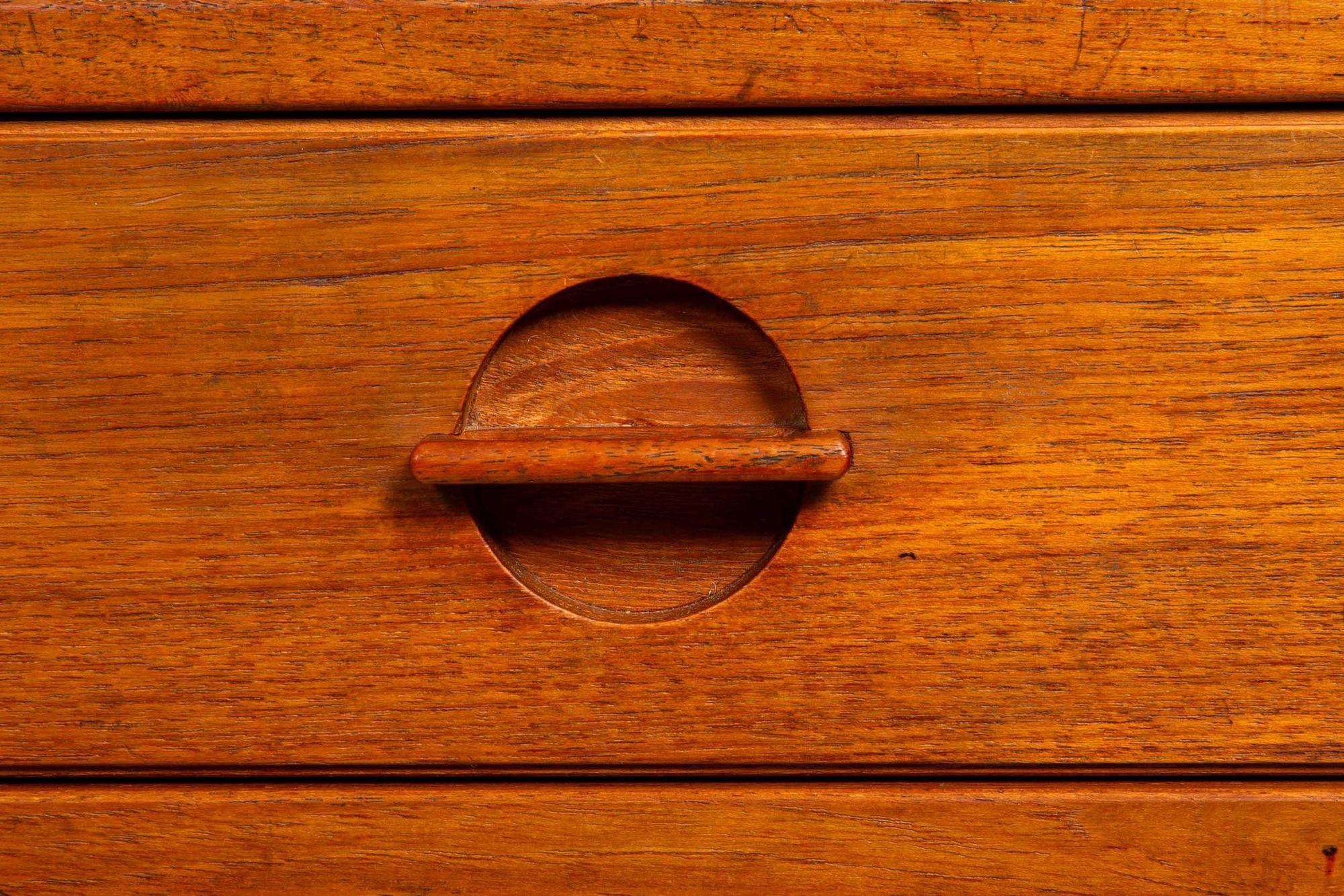 Scrivania danese in legno di teak della metà del secolo scorso di Peter Lovig Nielsen, anni '70 ca. in vendita 12
