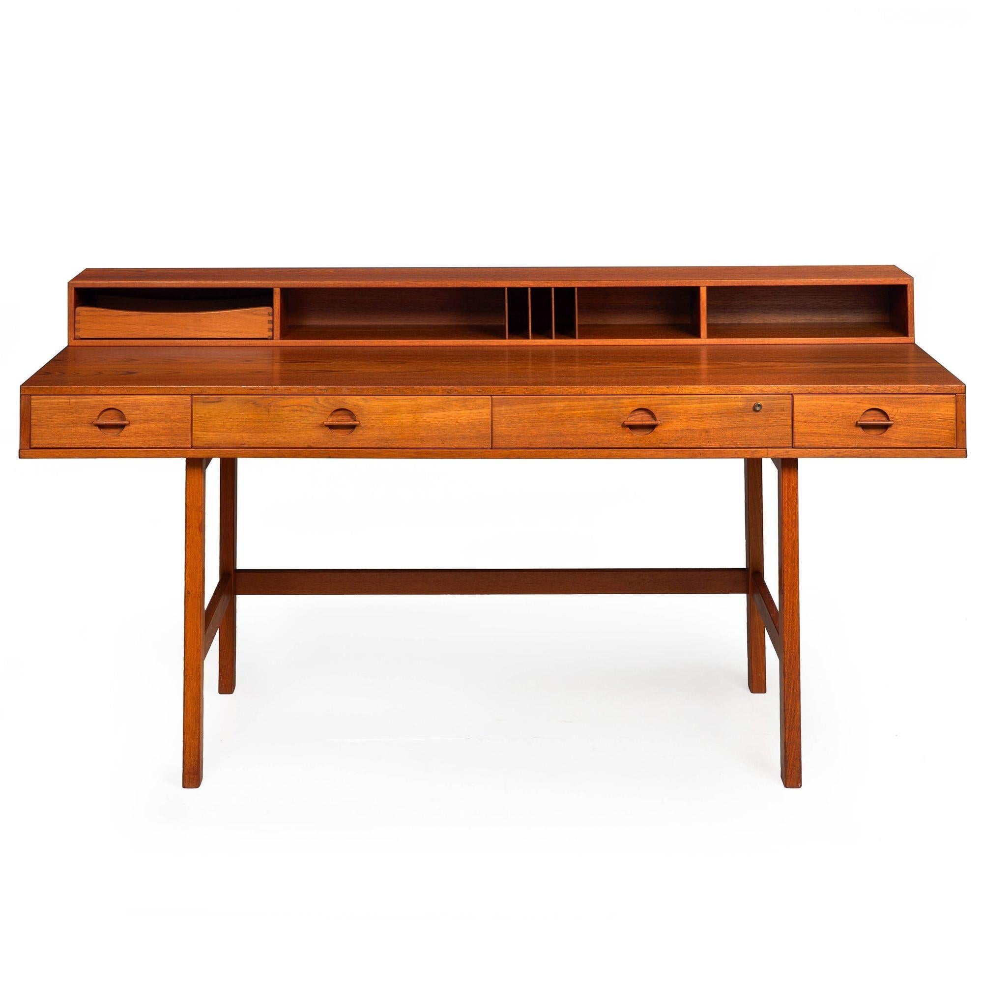 SCRIVANIA MODERNA DANESE PETER LØVIG NIELSEN IN LEGNO DI TEAK CON PIANO RIBALTABILE
Danimarca, circa anni '70
Articolo # 405XLG28A

Questa brillante scrivania è stata progettata da Peter Løvig Nielsen e originariamente era disponibile con finiture