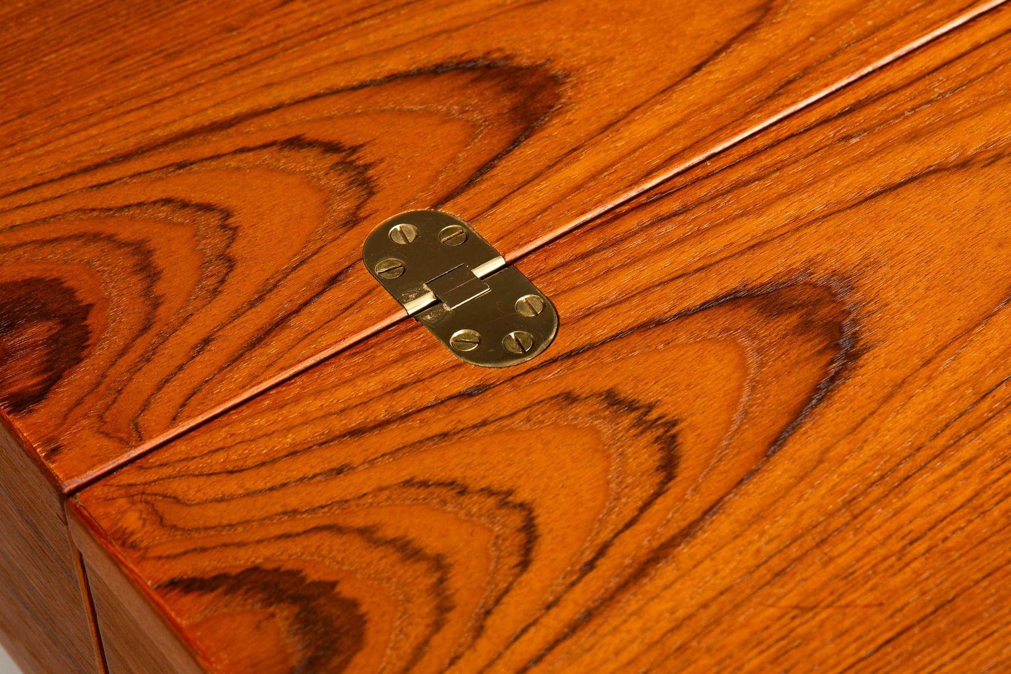 Scrivania danese in legno di teak della metà del secolo scorso di Peter Lovig Nielsen, anni '70 ca. in vendita 13