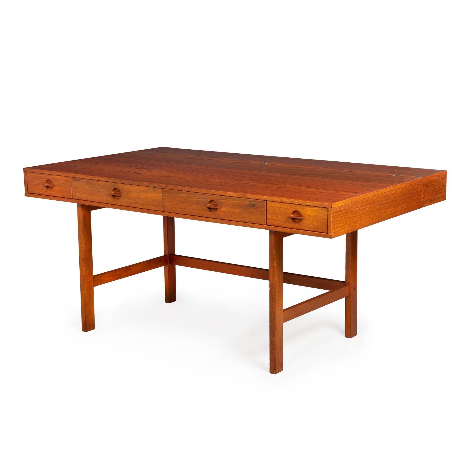 Mid-Century moderno Scrivania danese in legno di teak della metà del secolo scorso di Peter Lovig Nielsen, anni '70 ca. in vendita
