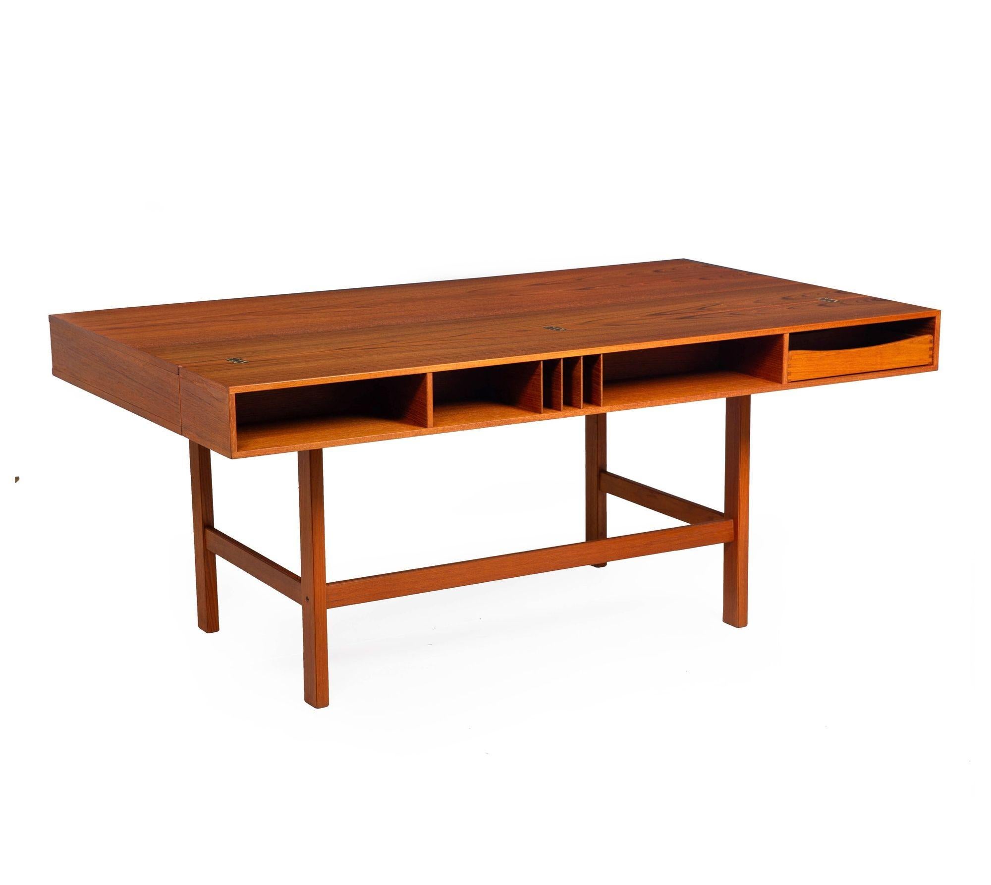 Danese Scrivania danese in legno di teak della metà del secolo scorso di Peter Lovig Nielsen, anni '70 ca. in vendita