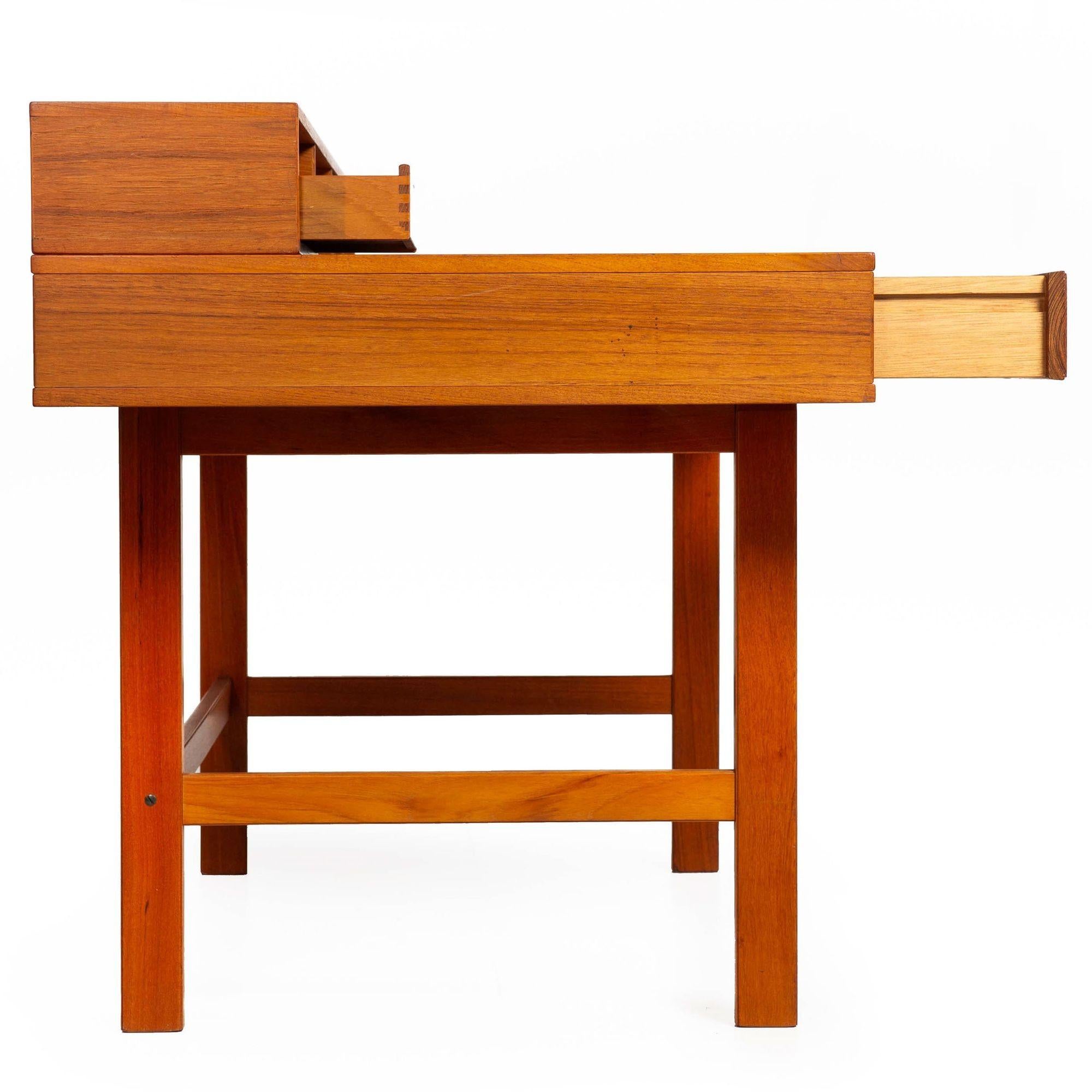 Scrivania danese in legno di teak della metà del secolo scorso di Peter Lovig Nielsen, anni '70 ca. In condizioni buone in vendita a Shippensburg, PA