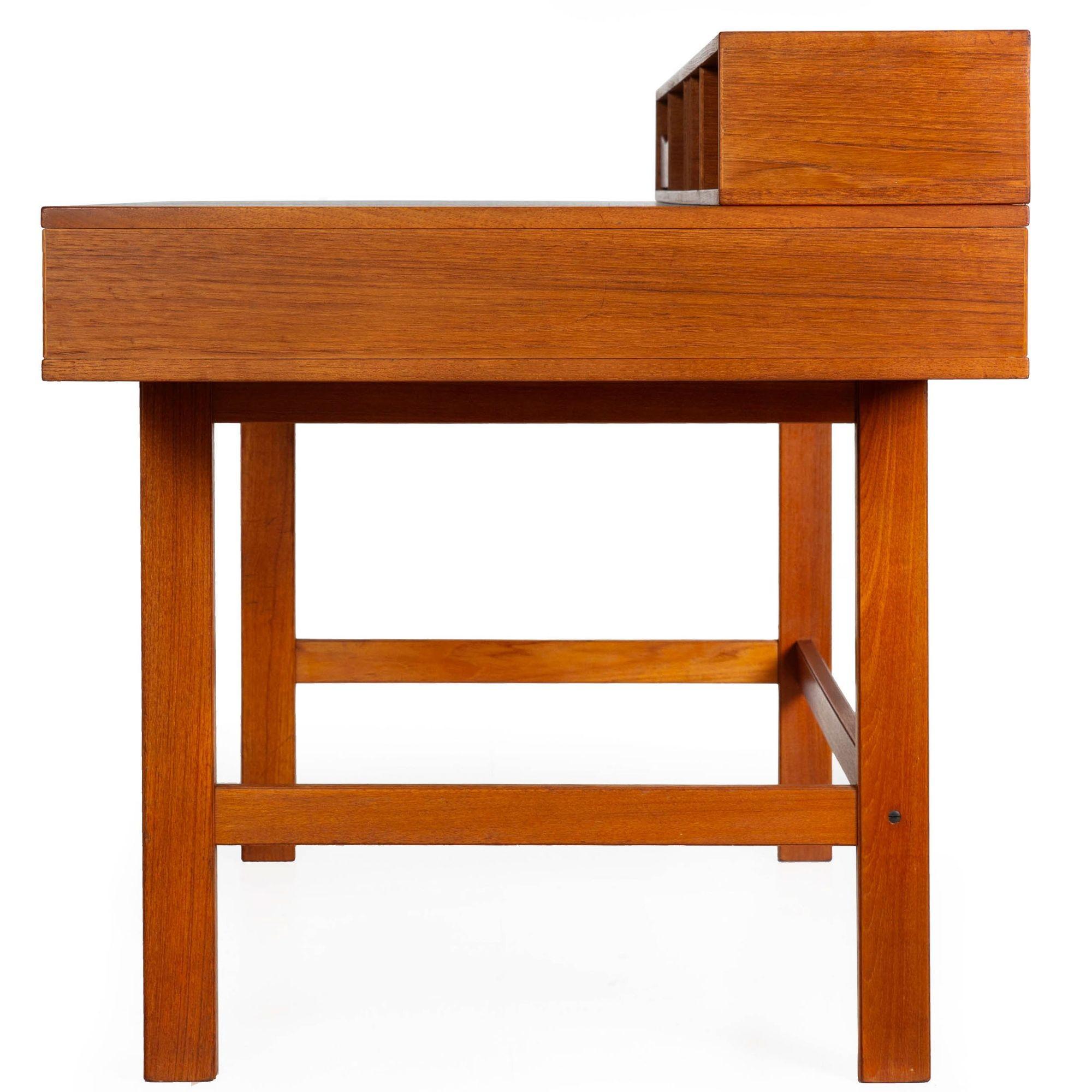 XX secolo Scrivania danese in legno di teak della metà del secolo scorso di Peter Lovig Nielsen, anni '70 ca. in vendita