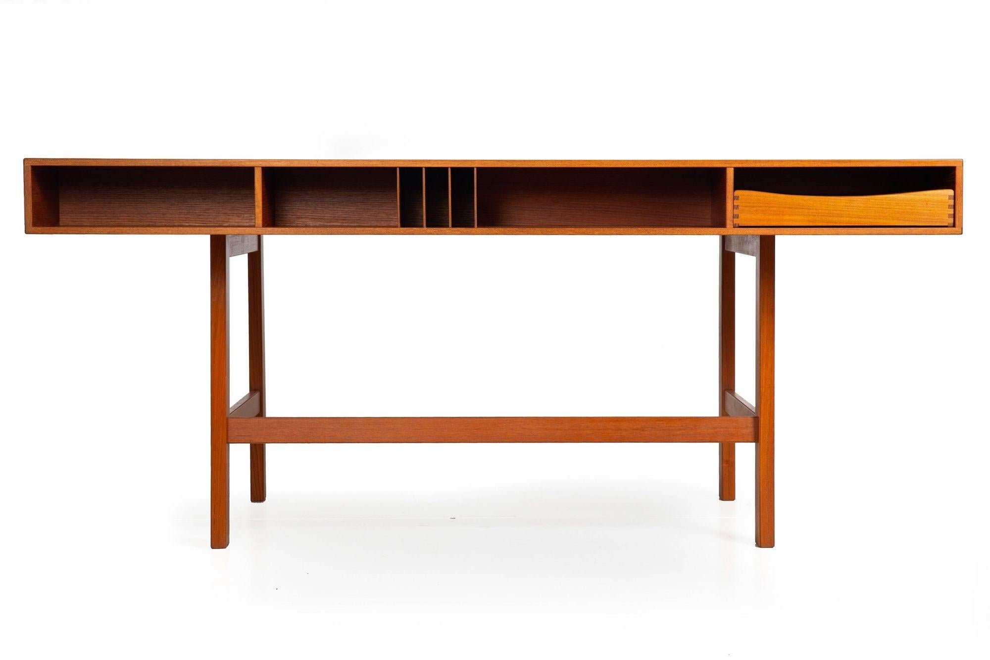 Teak Scrivania danese in legno di teak della metà del secolo scorso di Peter Lovig Nielsen, anni '70 ca. in vendita