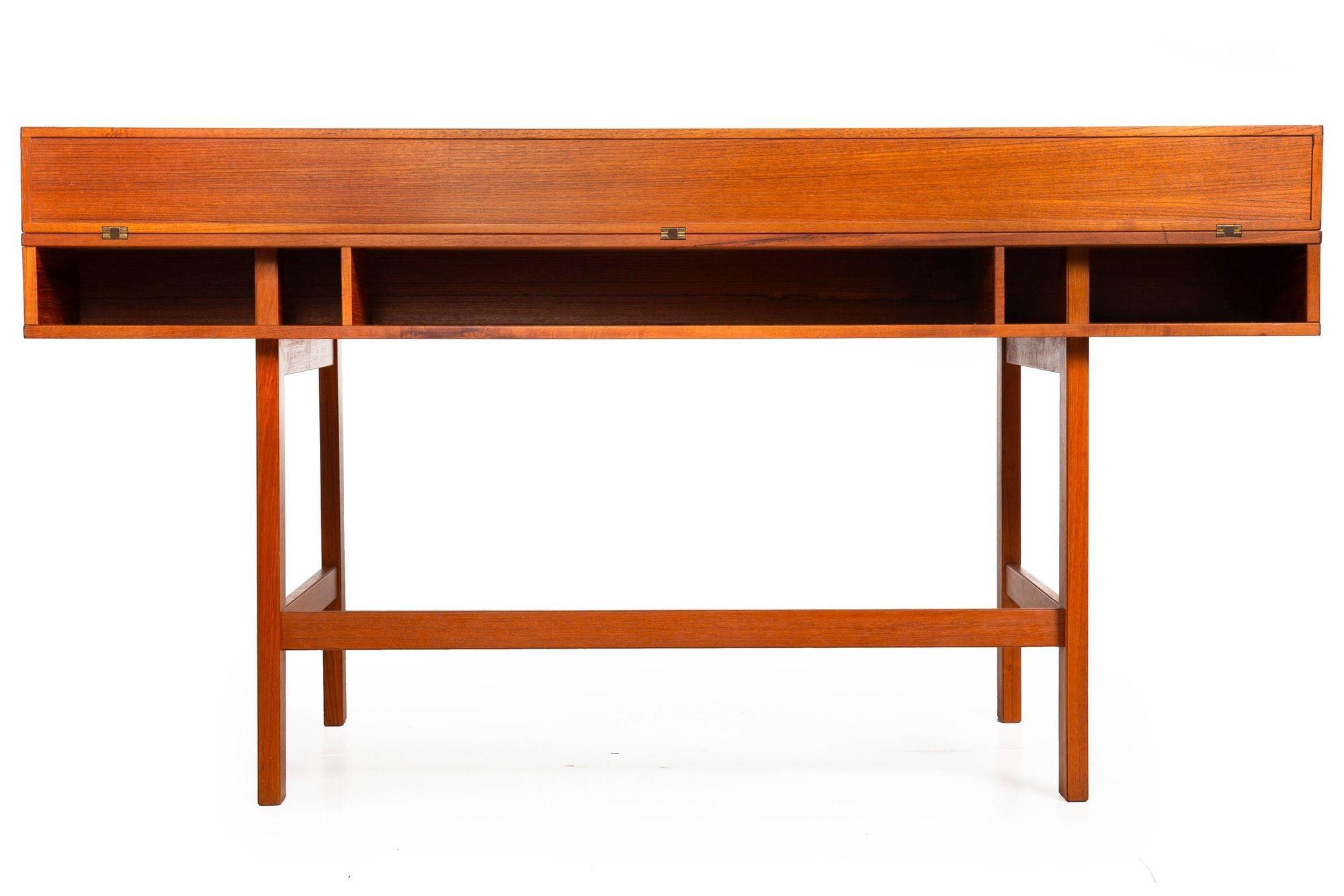 Scrivania danese in legno di teak della metà del secolo scorso di Peter Lovig Nielsen, anni '70 ca. in vendita 1