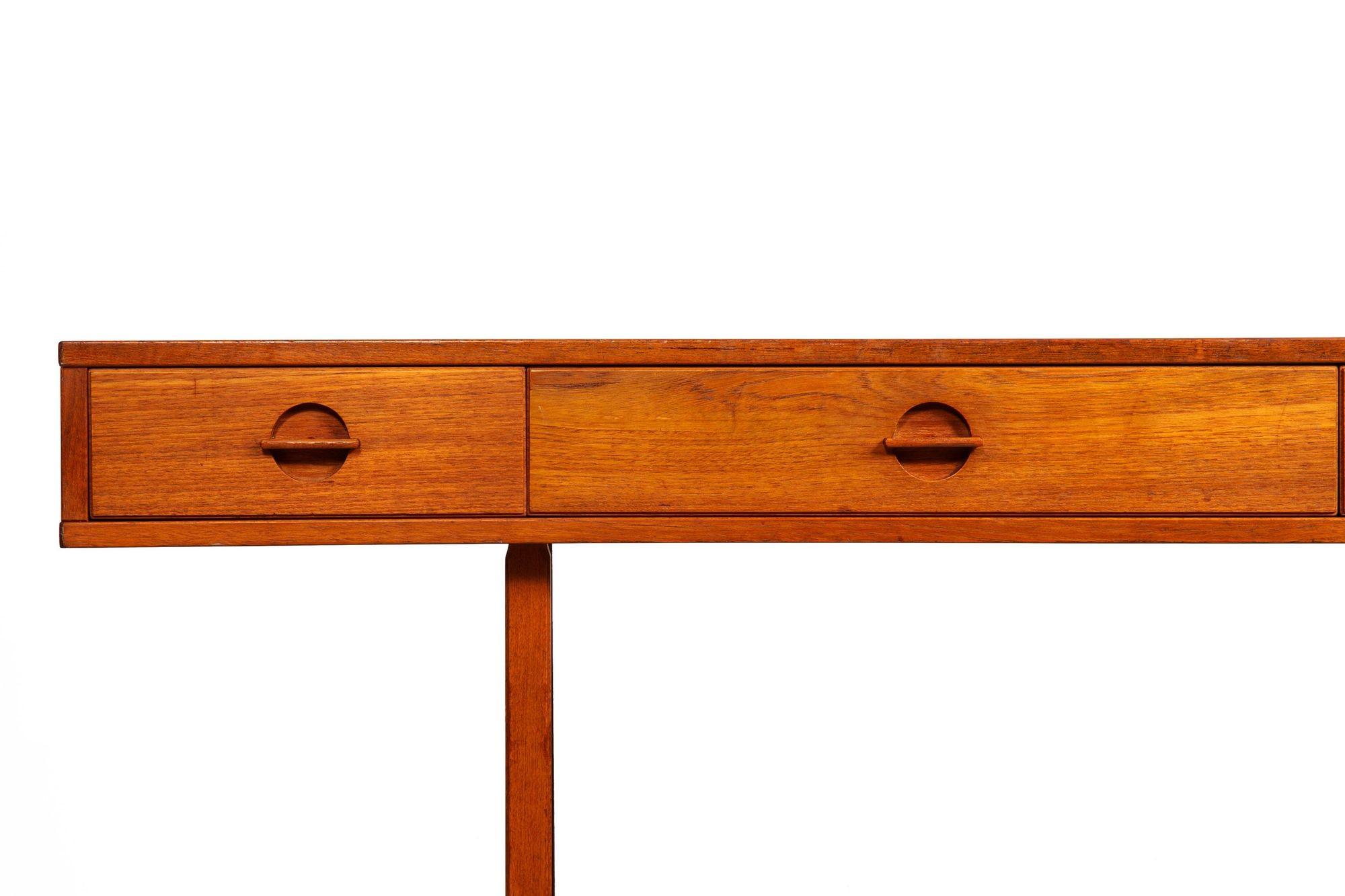 Scrivania danese in legno di teak della metà del secolo scorso di Peter Lovig Nielsen, anni '70 ca. in vendita 2