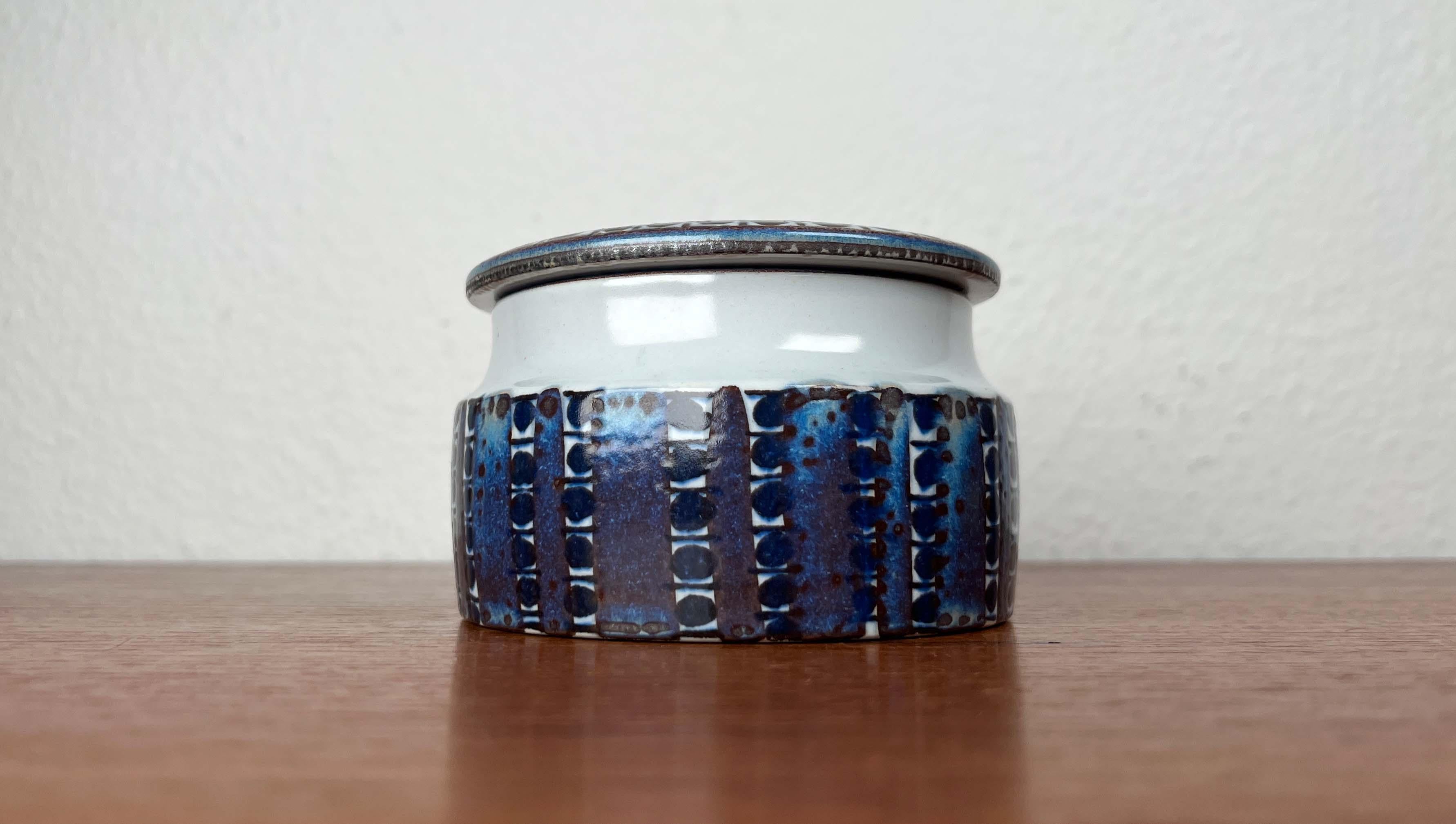 Cuenco con tapa de la serie Tenera de porcelana danesa moderna de mediados de siglo, de Kari Christensen para Aluminia Royal Copenhagen, años 60