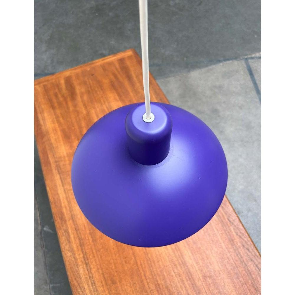 Colorful pendant lamp from the Danish manufacturer Horn.

The design impresses with its classic shape and striking color. The simple shade features a slatted interior for glare protection. A special detail of this small lamp is that the blue-violet