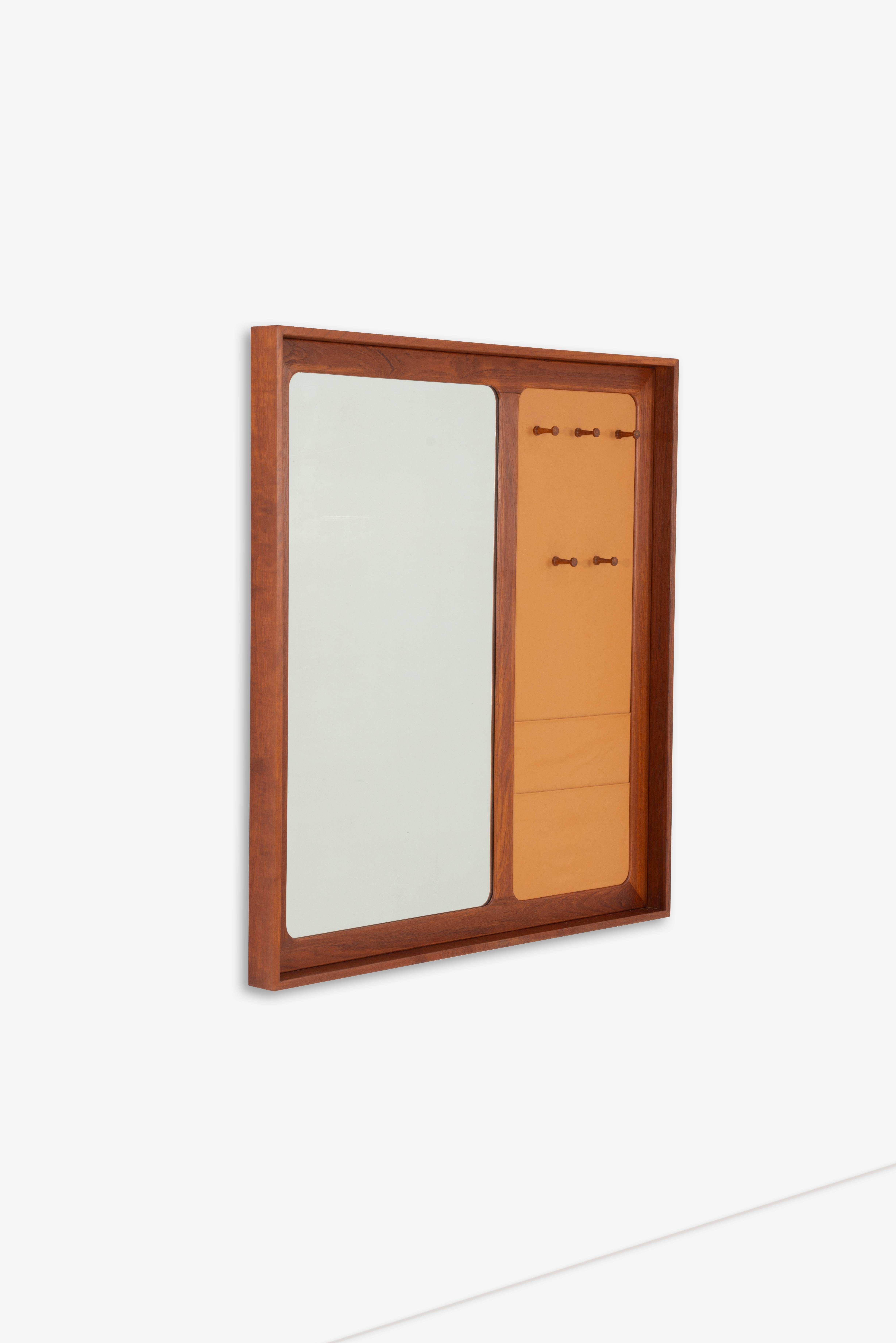 Mid-Century Modern Danish Wall Mirror In Good Condition For Sale In Chicago, IL