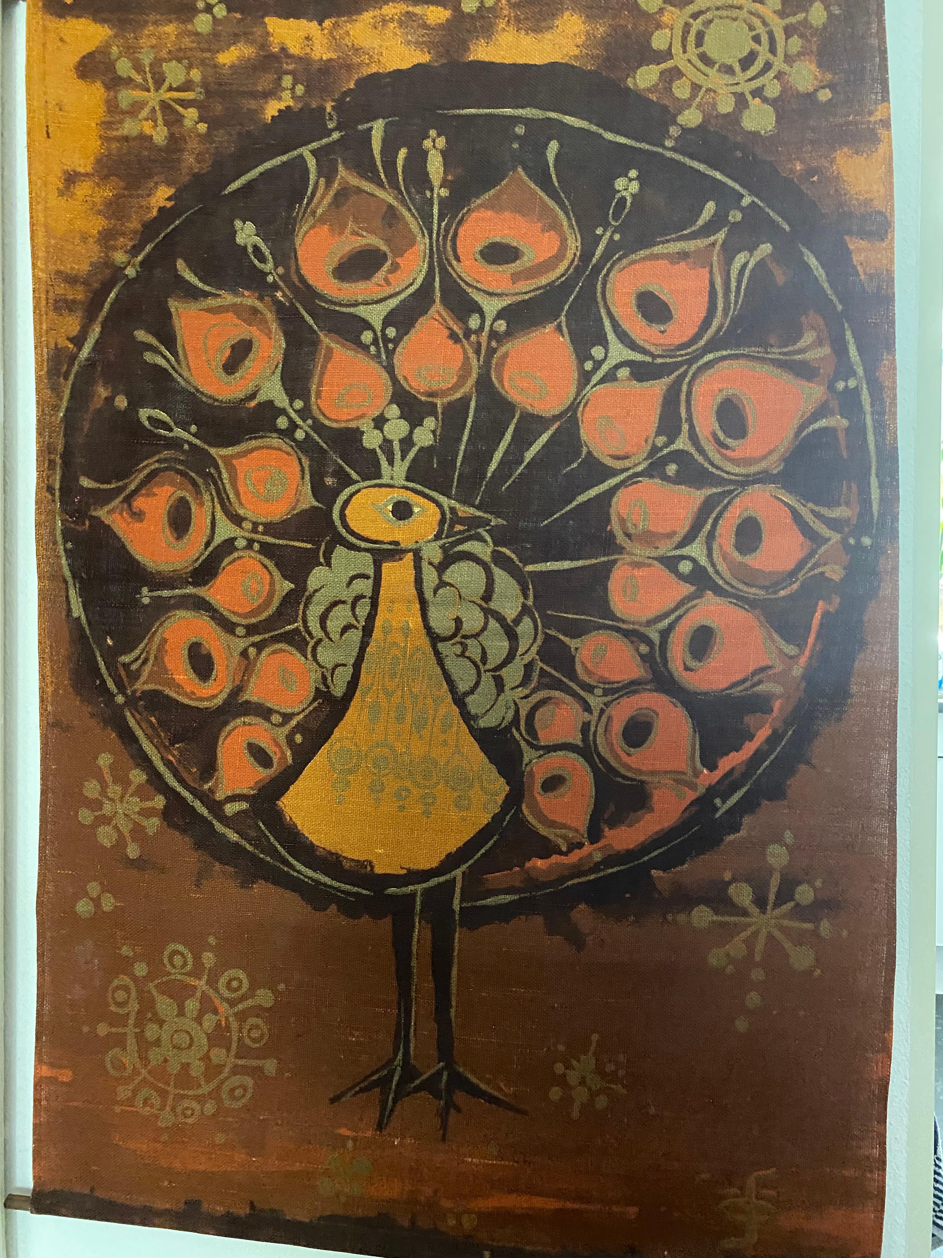 Wunderschöner Wandteppich mit einem Pfau in Orange/Braun. 
Die in den 1960er und 70er Jahren von Södahl Design A/S, dem dänischen Textilunternehmen, das 1963 von dem Künstler und Designer Hans-Jürgen Schöbel als Träger für seine eigenen Kunstwerke