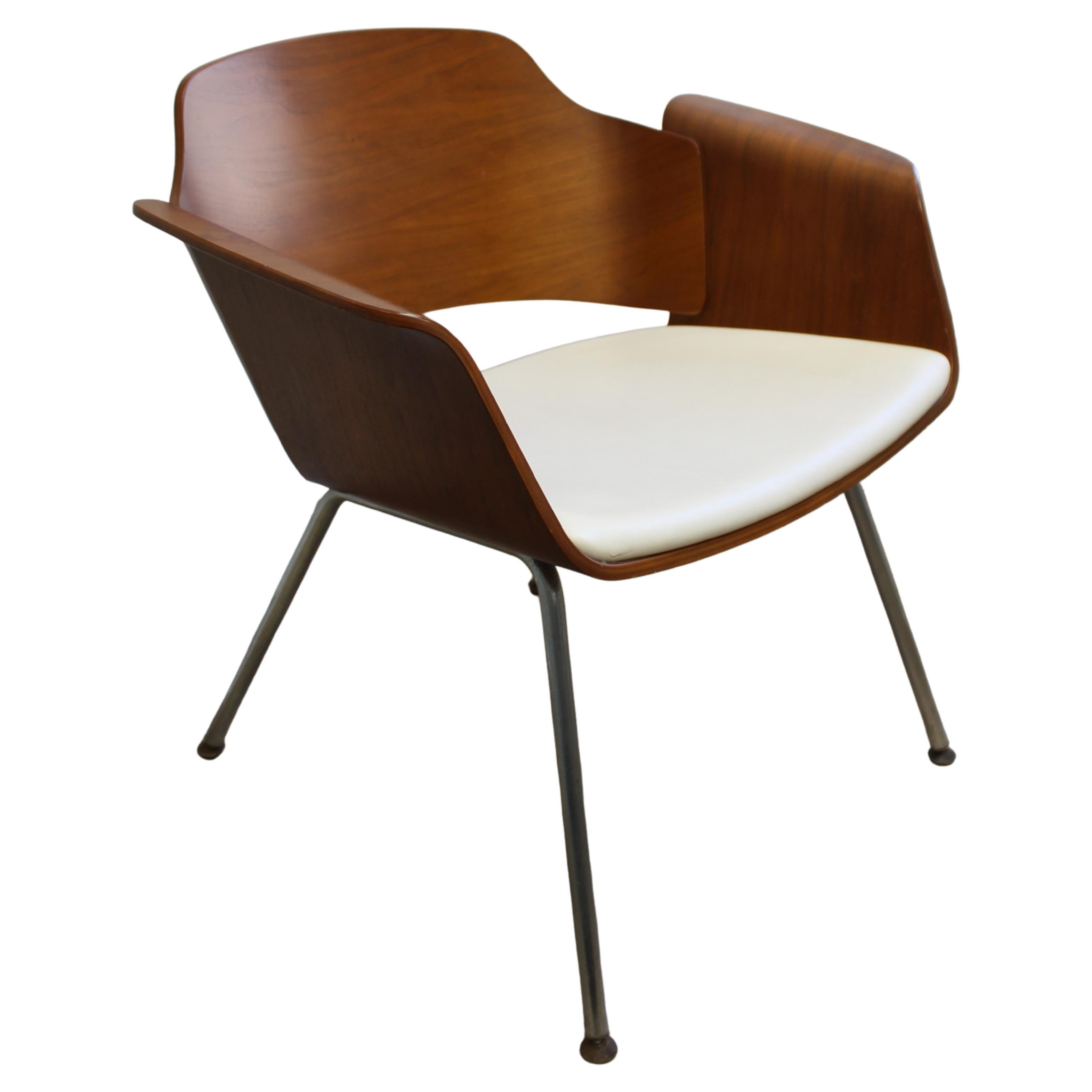 Women's or Men's Mid Century Modern Danish Walnut Bentwood Lounge Chair For Sale