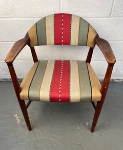 Moderner dänischer Nussbaumstuhl aus der Mitte des Jahrhunderts von Kurt Olsen