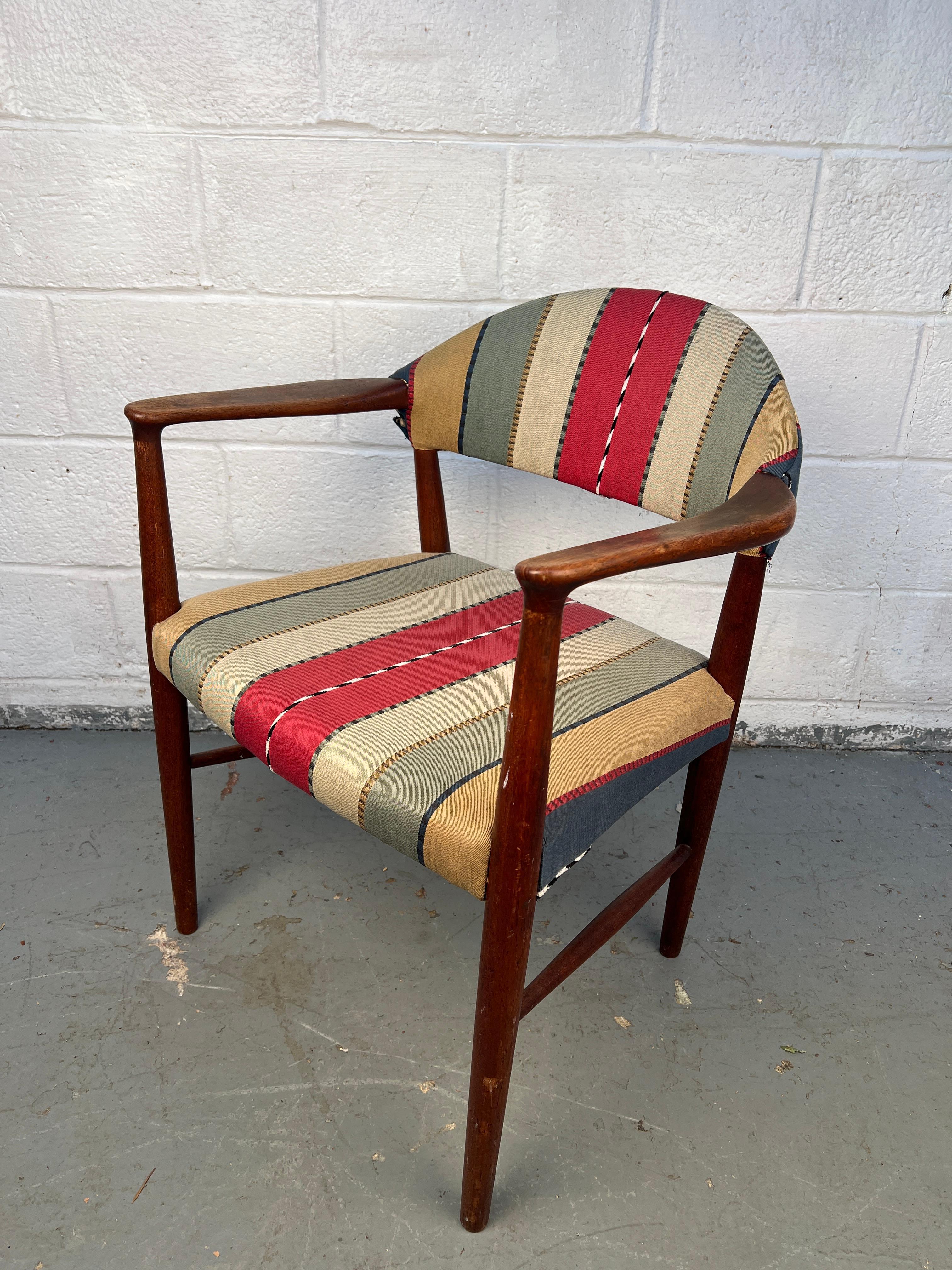 Mid-Century moderno Sedia danese in legno di noce di Kurt Olsen, stile metà secolo moderno in vendita