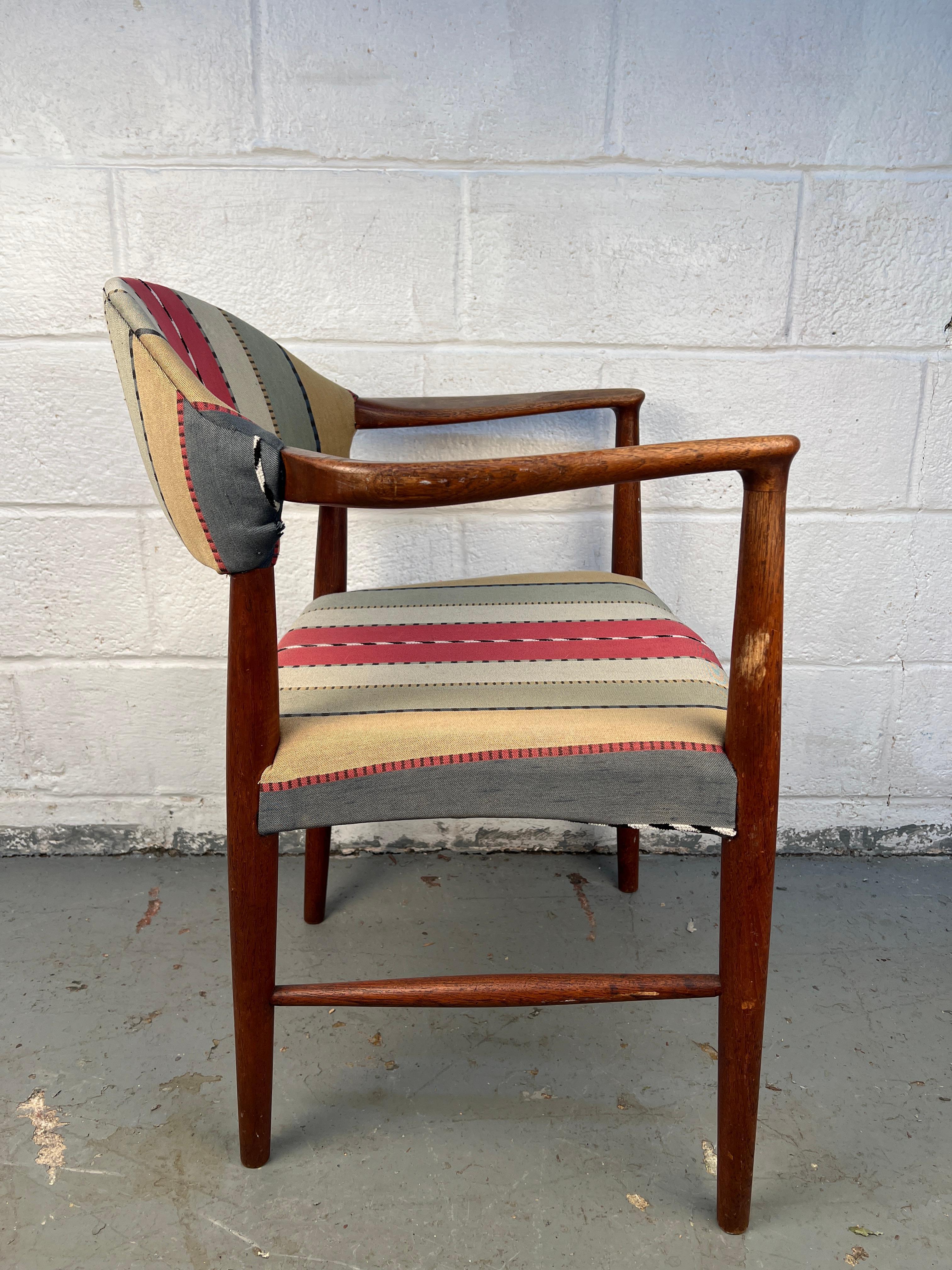 XX secolo Sedia danese in legno di noce di Kurt Olsen, stile metà secolo moderno in vendita