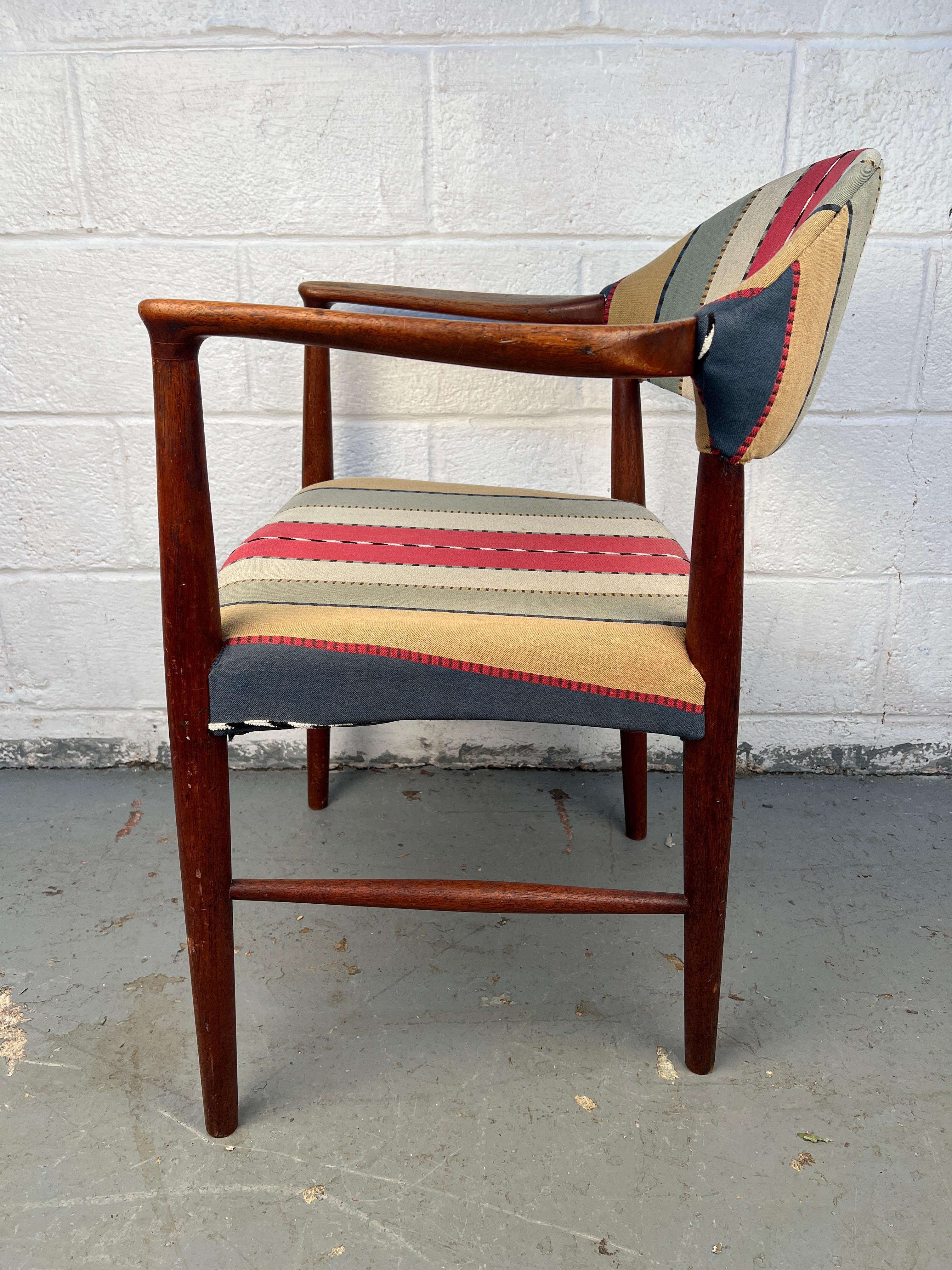 Tessuto Sedia danese in legno di noce di Kurt Olsen, stile metà secolo moderno in vendita