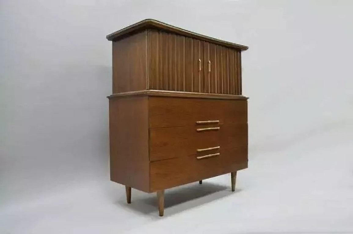  Secolo Moderno in noce danese con piano curvo per il comò alto da gentiluomo. L'articolo presenta due ante scultoree in noce, sette cassetti a coda di rondine, piano sagomato e tiraggi scultorei in finto bambù a forma di ottone massiccio. I
