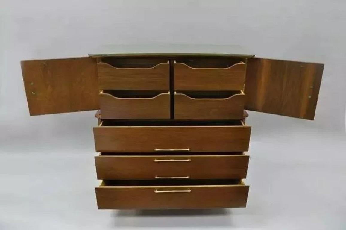 Mid-Century moderno Metà del secolo moderno in noce danese con piano curvo per il signore, cassettiera alta per il comò in vendita