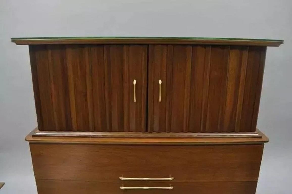 Sconosciuto Metà del secolo moderno in noce danese con piano curvo per il signore, cassettiera alta per il comò in vendita
