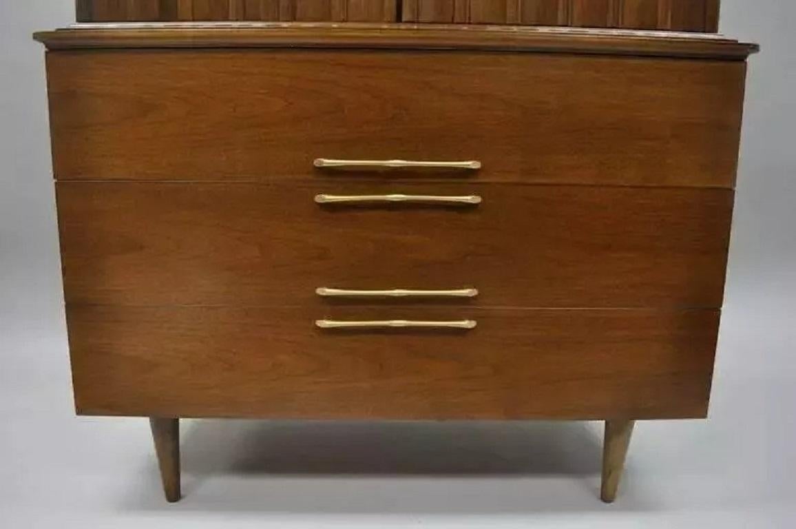 Metà del secolo moderno in noce danese con piano curvo per il signore, cassettiera alta per il comò In condizioni buone in vendita a Philadelphia, PA