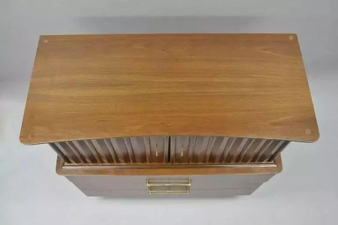 XX secolo Metà del secolo moderno in noce danese con piano curvo per il signore, cassettiera alta per il comò in vendita