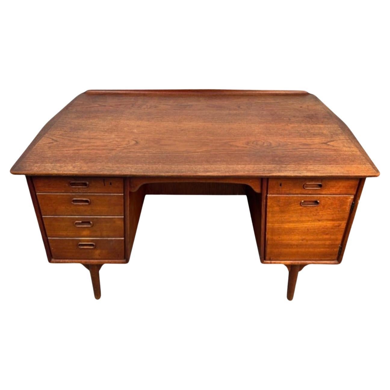Elegante scrivania danese della metà del secolo scorso realizzata da Svend Åge Madsen in teak con una bella venatura. Presenta linee scandinave pulite, cassetti multipli per riporre gli oggetti e serrature perfettamente funzionanti con la chiave